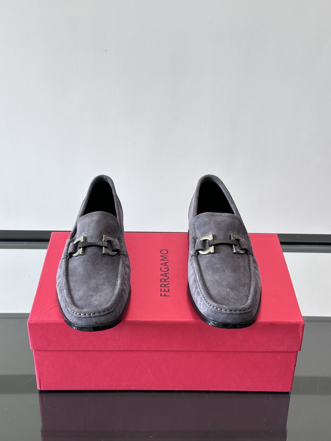 Ferragamo菲拉格慕全新麂皮都市漫步鞋，精准拿捏现代都市生活，打造意式慵懒风格，柔韧的皮面，柔软的