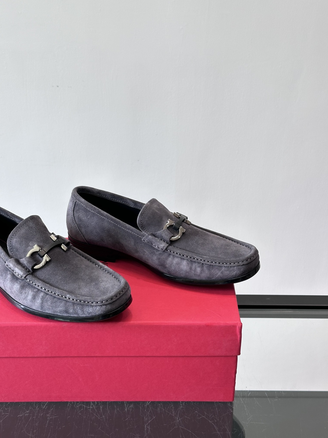 Ferragamo菲拉格慕全新麂皮都市漫步鞋，精准拿捏现代都市生活，打造意式慵懒风格，柔韧的皮面，柔软的