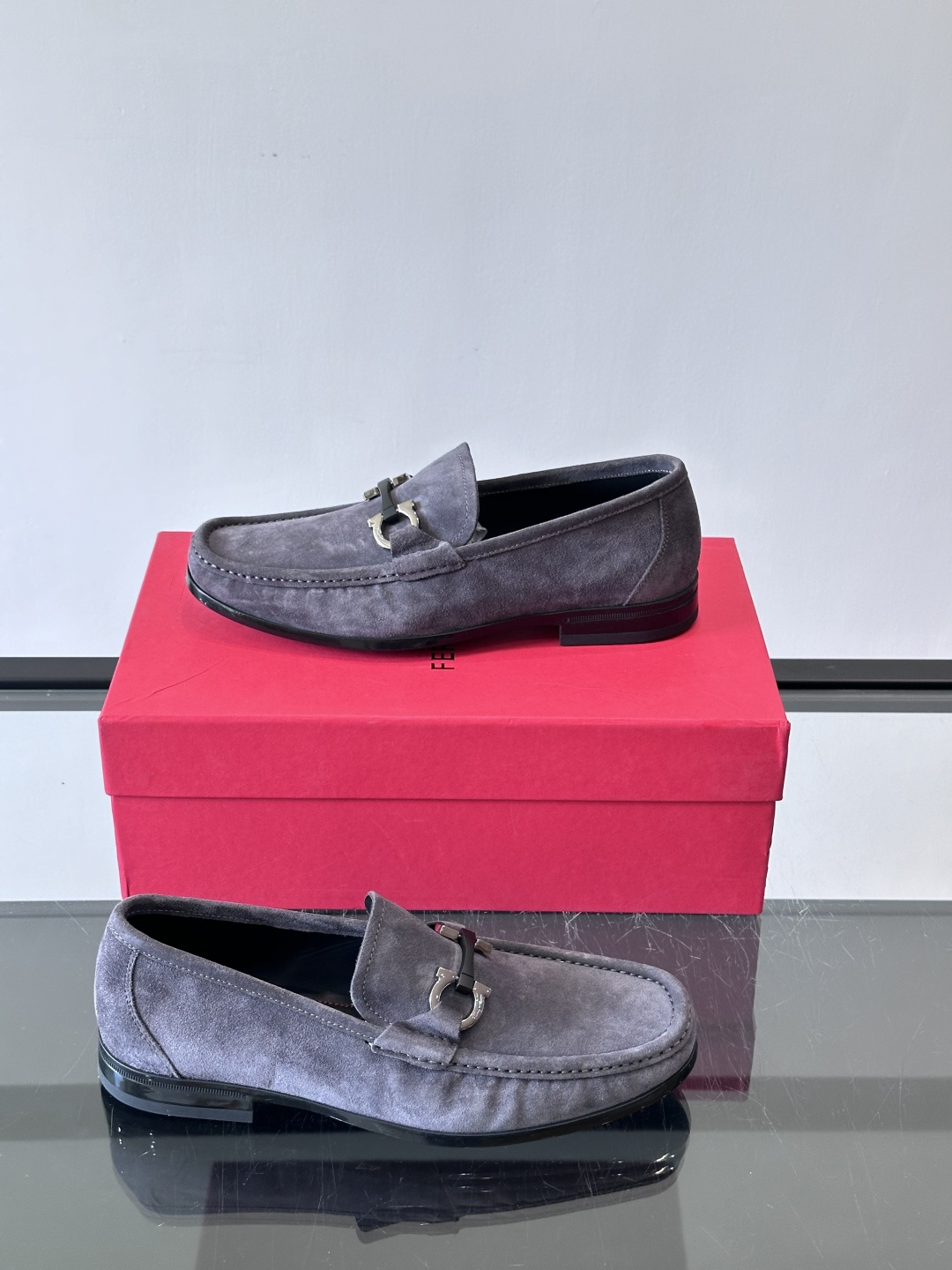 Ferragamo菲拉格慕全新麂皮都市漫步鞋，精准拿捏现代都市生活，打造意式慵懒风格，柔韧的皮面，柔软的