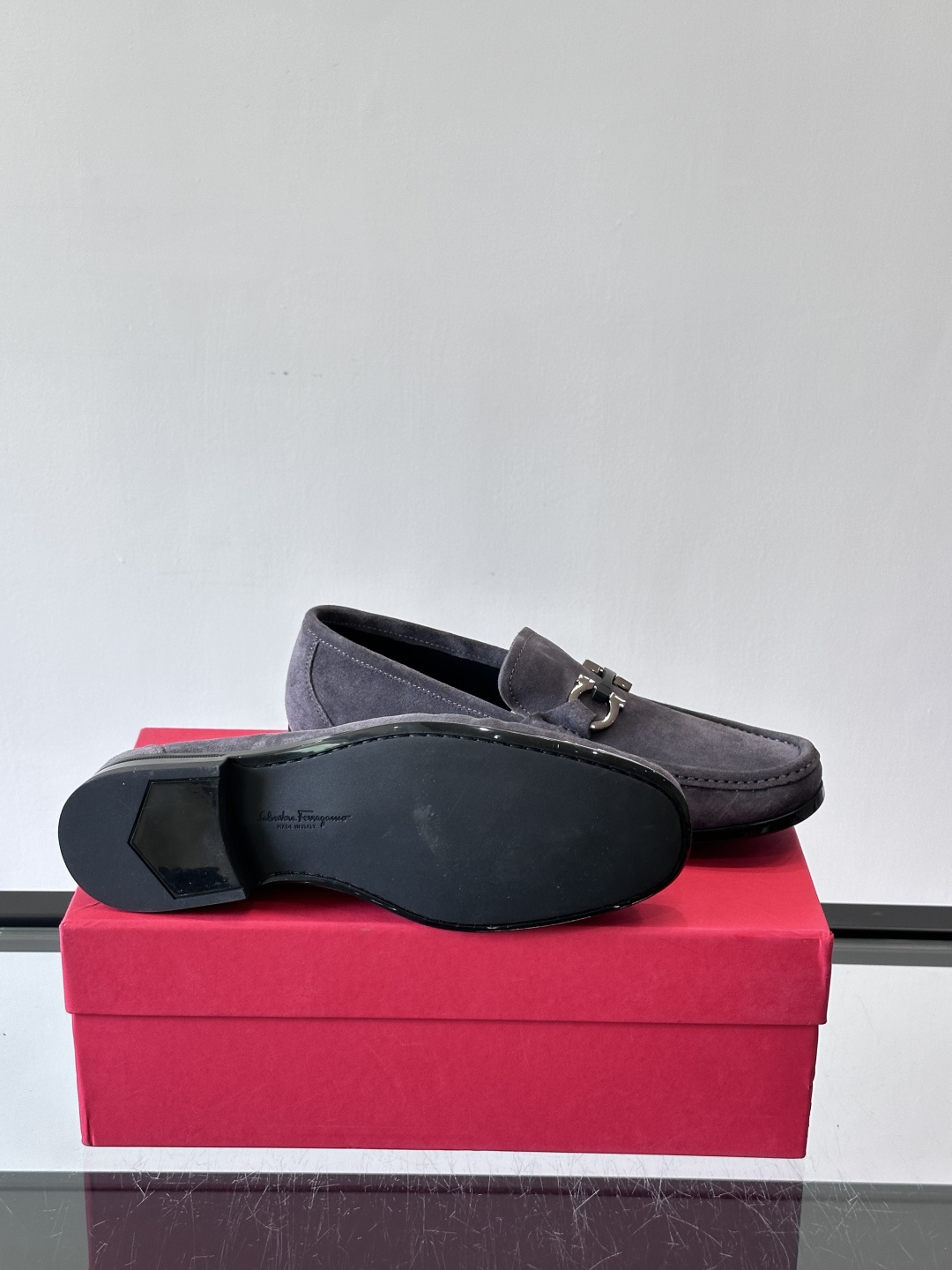 Ferragamo菲拉格慕全新麂皮都市漫步鞋，精准拿捏现代都市生活，打造意式慵懒风格，柔韧的皮面，柔软的