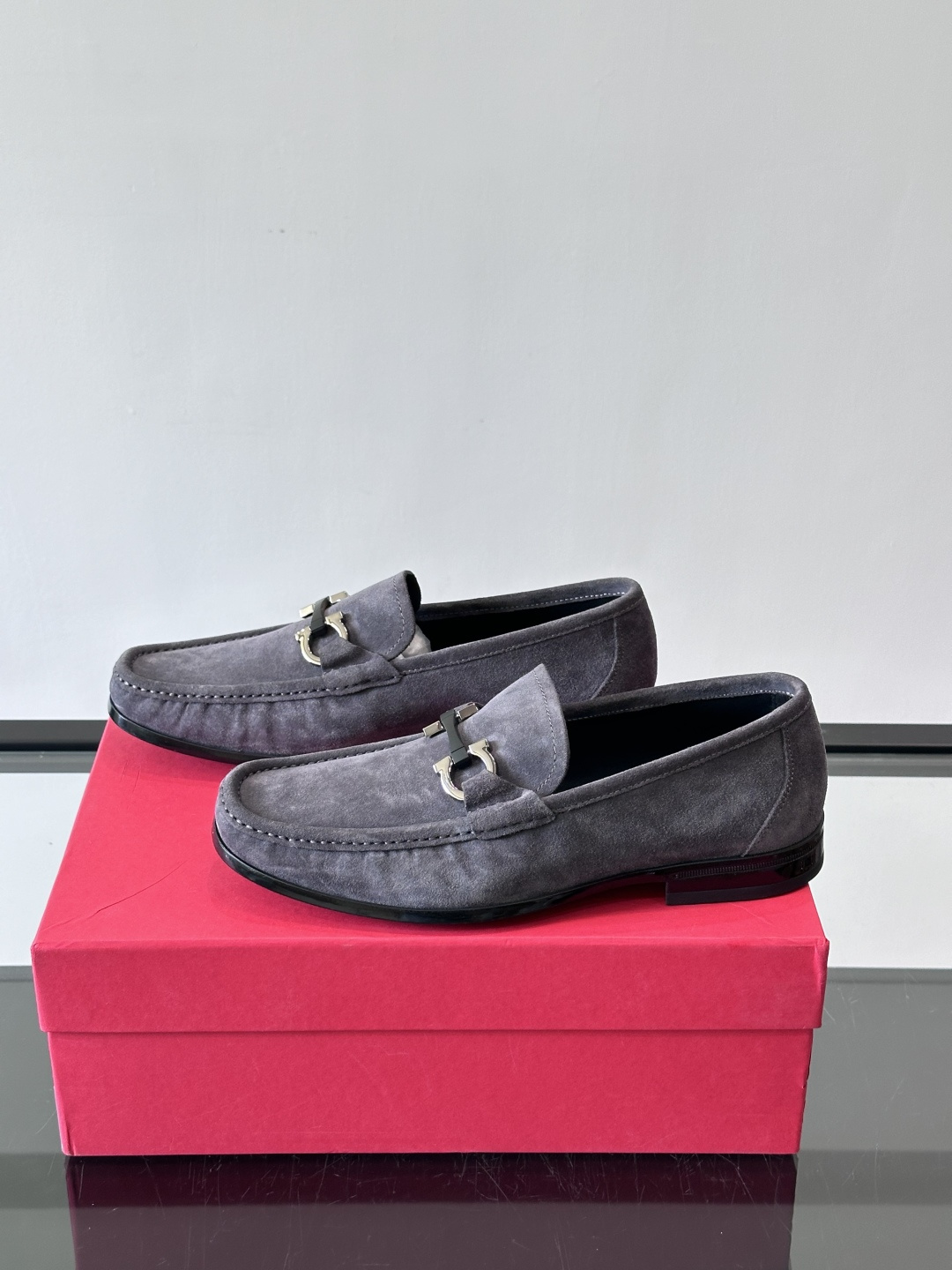 Ferragamo菲拉格慕全新麂皮都市漫步鞋，精准拿捏现代都市生活，打造意式慵懒风格，柔韧的皮面，柔软的