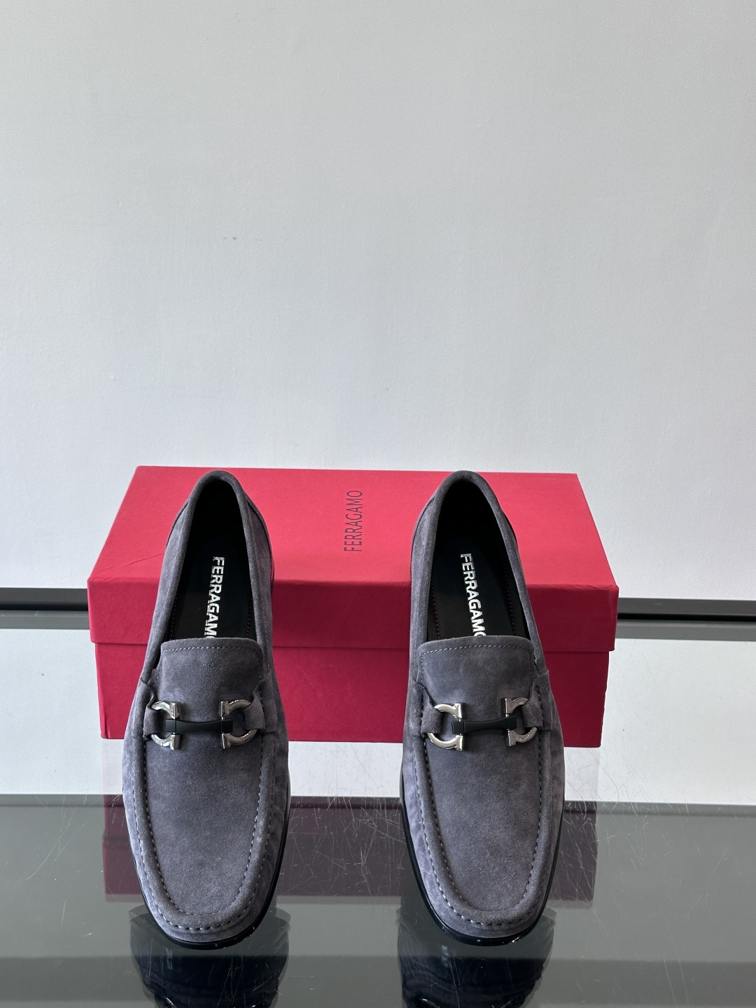 Ferragamo菲拉格慕全新麂皮都市漫步鞋，精准拿捏现代都市生活，打造意式慵懒风格，柔韧的皮面，柔软的