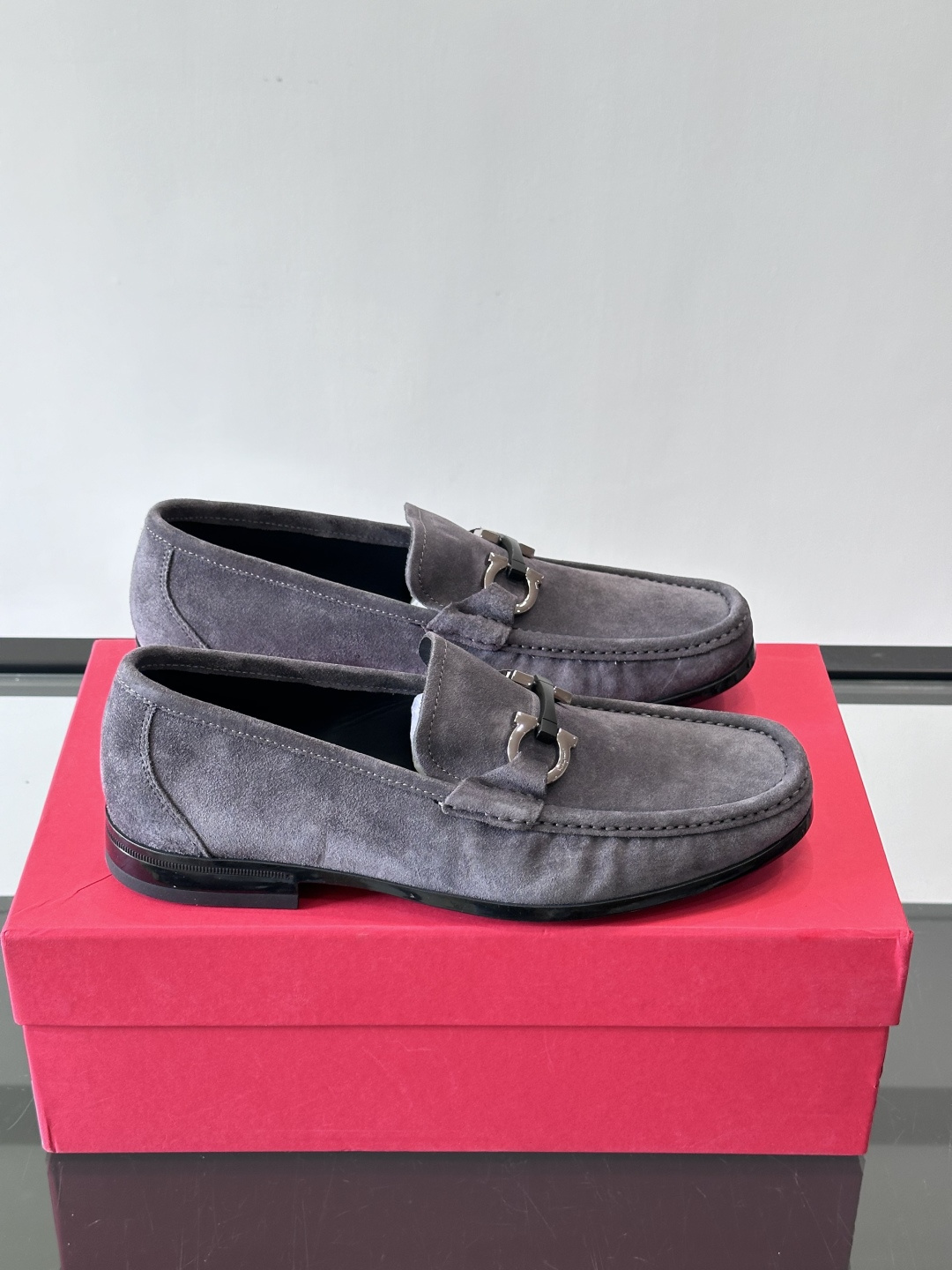 NO:552864,Ferragamo's new suede urban walking shoes accurately capture modern urban life and create a lazy Italian style. The flexible leather surface and soft soles make every step comfortable. The retro caramel brown color makes it easy to create an old money style. Size39-44 (customized at 38.45.46), Ferragamo leather shoes, ferragamo, ferragamo, chamois leather19860909Ferragamo菲拉格慕全新麂皮都市漫步鞋,精准拿捏现代都市生活,打造意式慵懒风格,柔韧的皮面,柔软的鞋底让你的每一步行走都舒适无比,复古的焦糖棕色,轻松打造老钱风格 ,size39-44（38.45.46定制）,菲拉格慕 皮鞋,ferragamo,ferragamo,chamois leather,Men's shoes