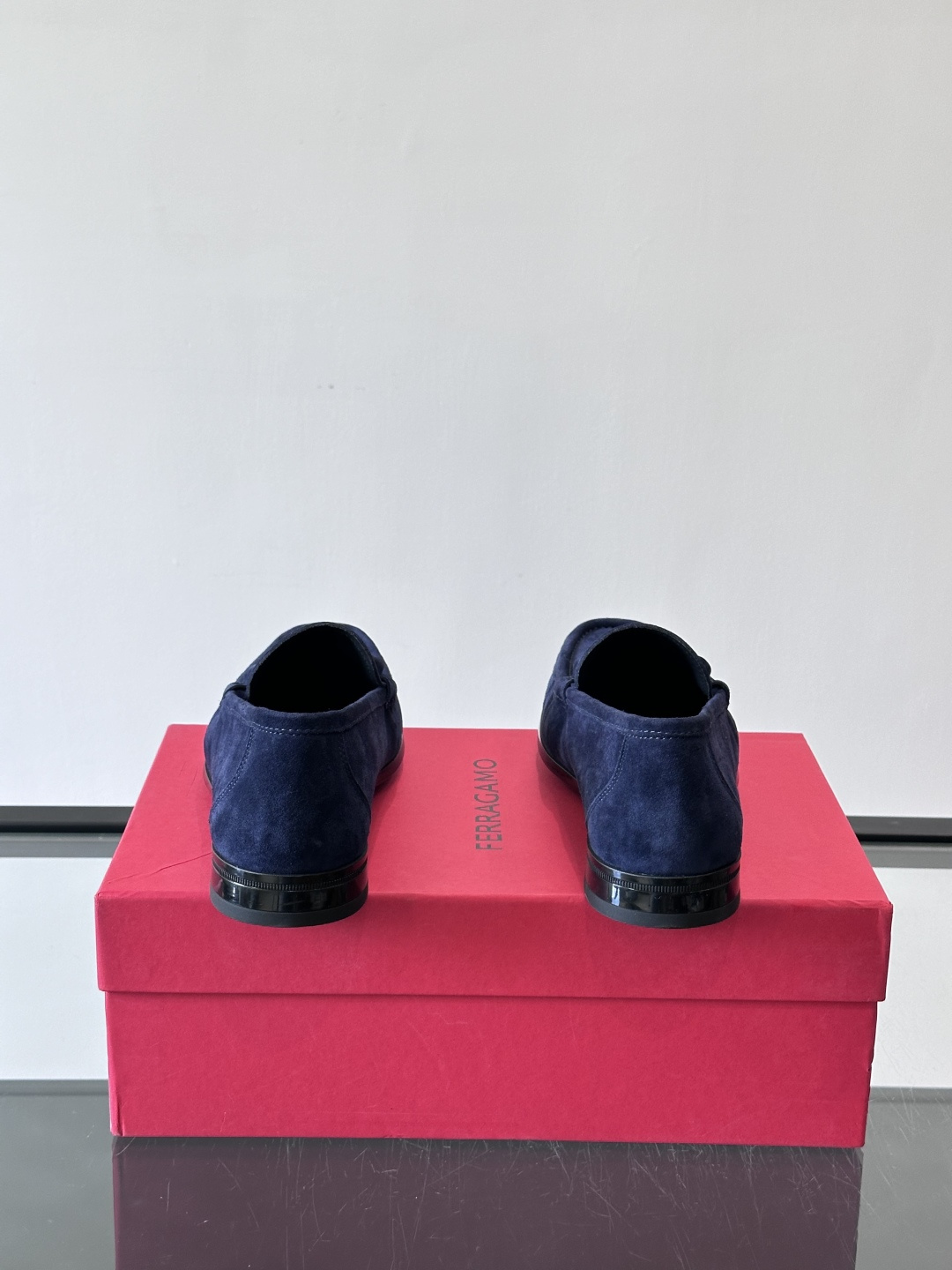 Ferragamo菲拉格慕全新麂皮都市漫步鞋，精准拿捏现代都市生活，打造意式慵懒风格，柔韧的皮面，柔软的