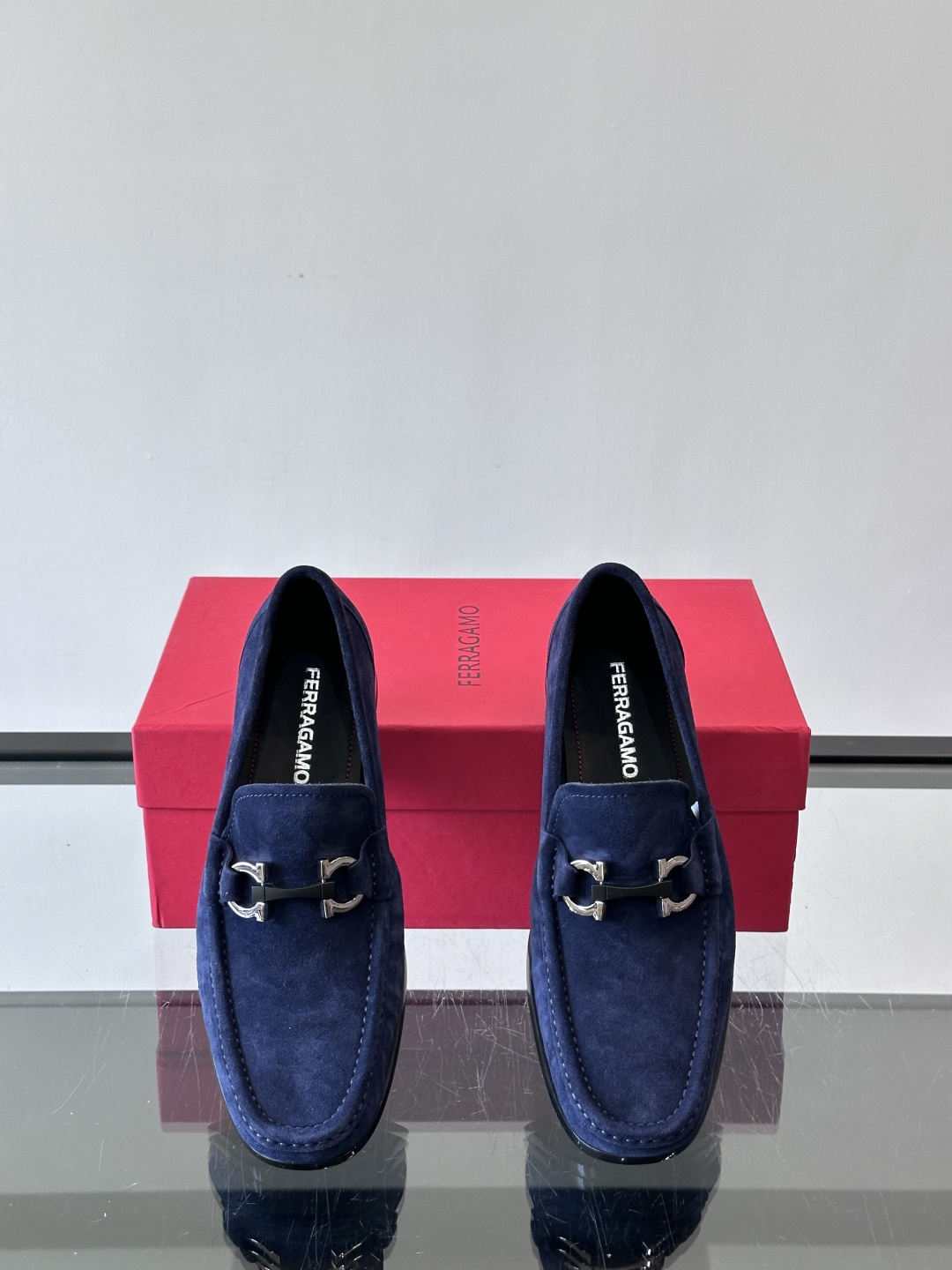 Ferragamo菲拉格慕全新麂皮都市漫步鞋，精准拿捏现代都市生活，打造意式慵懒风格，柔韧的皮面，柔软的