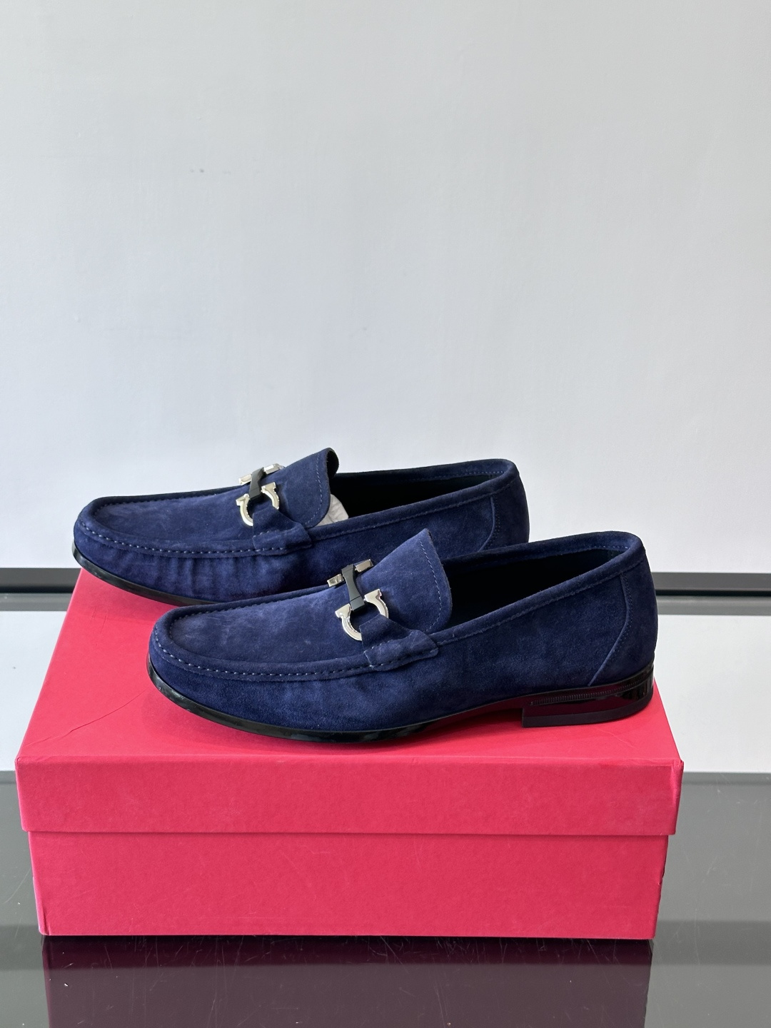 Ferragamo菲拉格慕全新麂皮都市漫步鞋，精准拿捏现代都市生活，打造意式慵懒风格，柔韧的皮面，柔软的