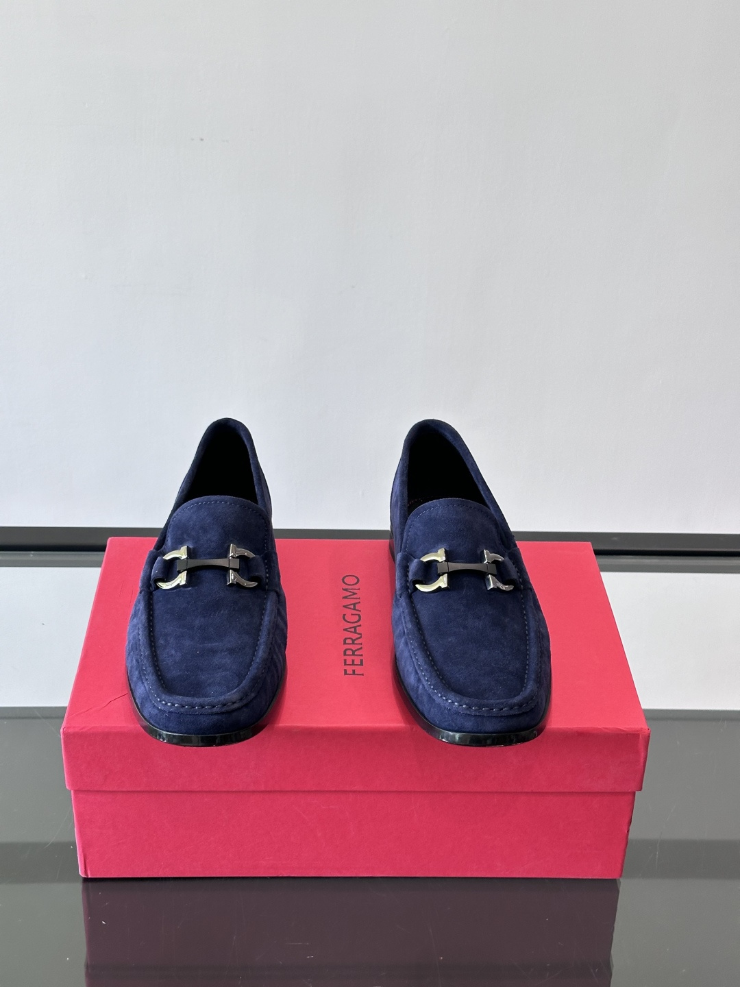 Ferragamo菲拉格慕全新麂皮都市漫步鞋，精准拿捏现代都市生活，打造意式慵懒风格，柔韧的皮面，柔软的