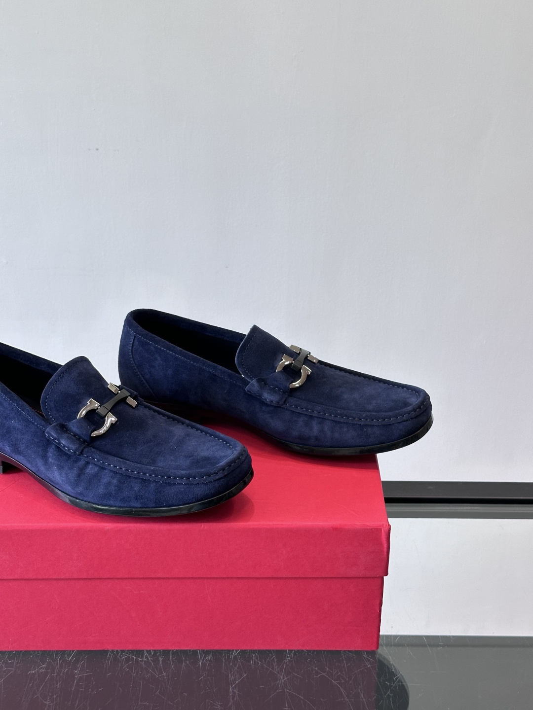 Ferragamo菲拉格慕全新麂皮都市漫步鞋，精准拿捏现代都市生活，打造意式慵懒风格，柔韧的皮面，柔软的