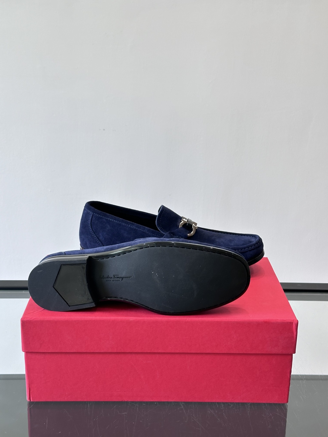 Ferragamo菲拉格慕全新麂皮都市漫步鞋，精准拿捏现代都市生活，打造意式慵懒风格，柔韧的皮面，柔软的