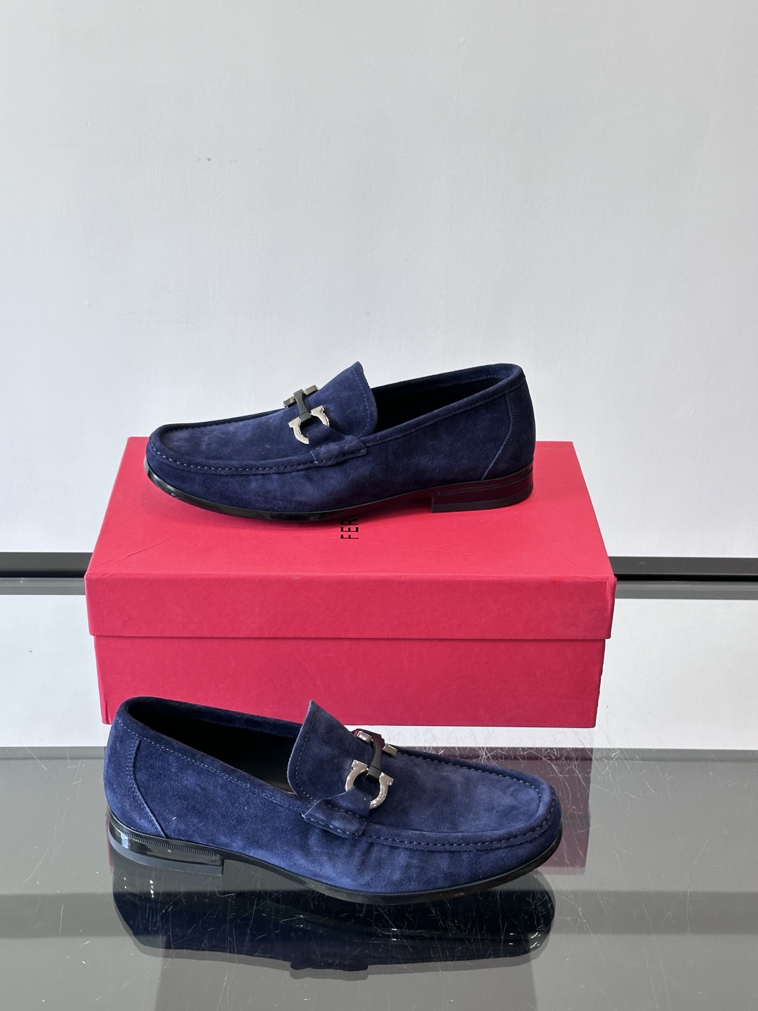 Ferragamo菲拉格慕全新麂皮都市漫步鞋，精准拿捏现代都市生活，打造意式慵懒风格，柔韧的皮面，柔软的