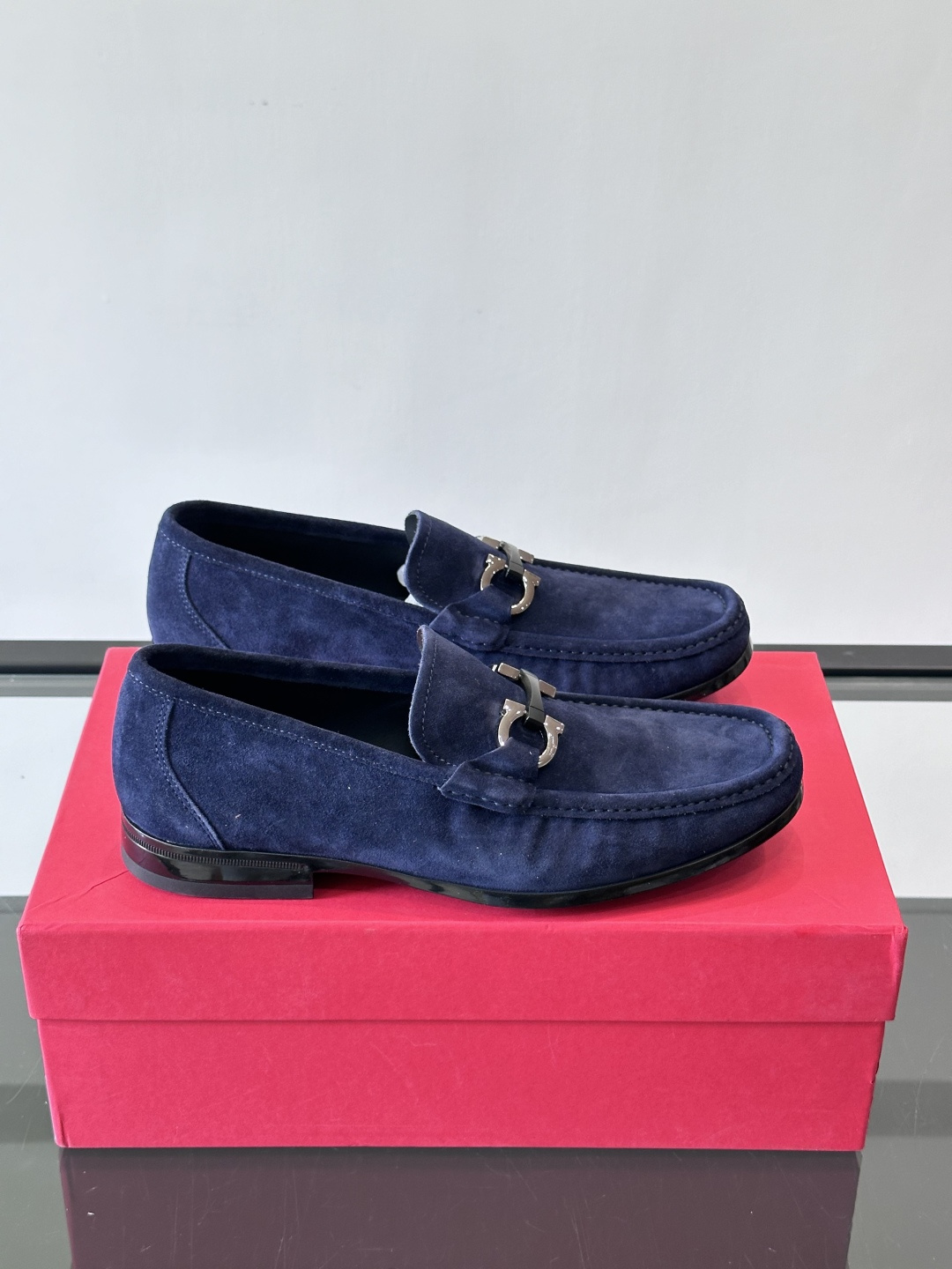 Ferragamo菲拉格慕全新麂皮都市漫步鞋，精准拿捏现代都市生活，打造意式慵懒风格，柔韧的皮面，柔软的