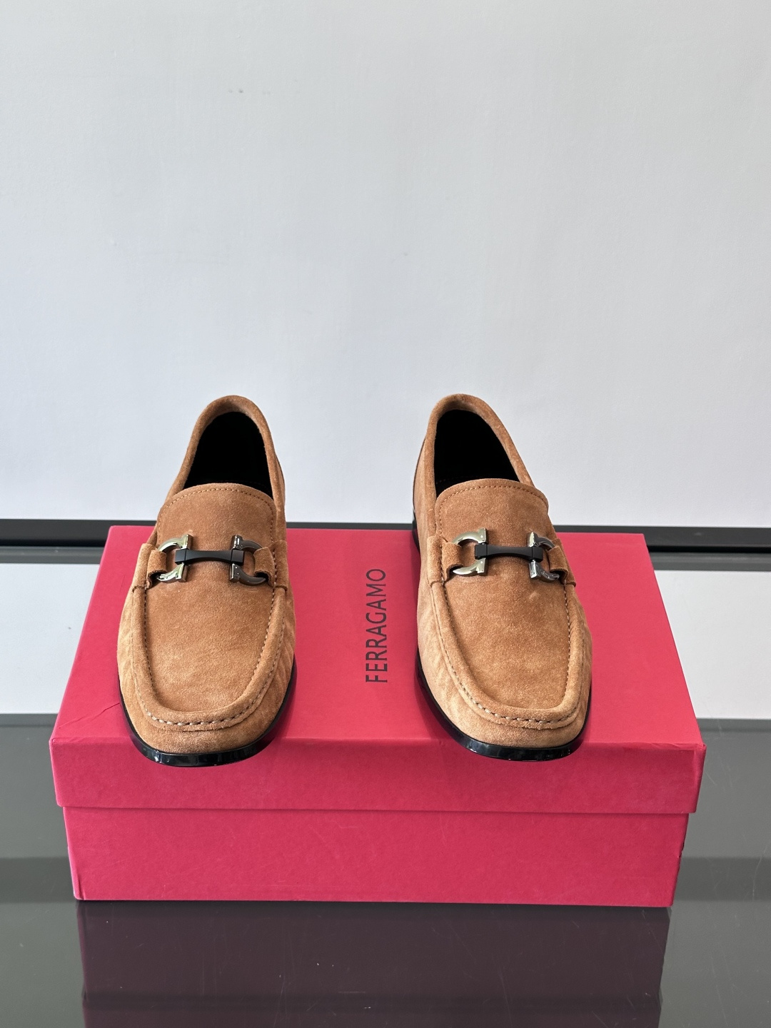 Ferragamo菲拉格慕全新麂皮都市漫步鞋，精准拿捏现代都市生活，打造意式慵懒风格，柔韧的皮面，柔软的