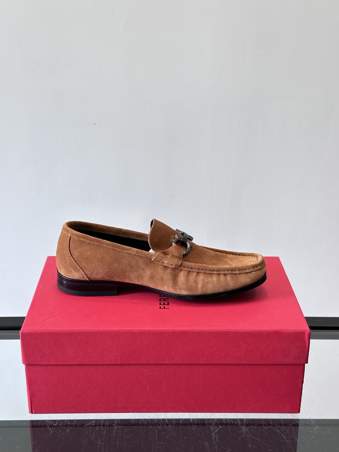 Ferragamo菲拉格慕全新麂皮都市漫步鞋，精准拿捏现代都市生活，打造意式慵懒风格，柔韧的皮面，柔软的