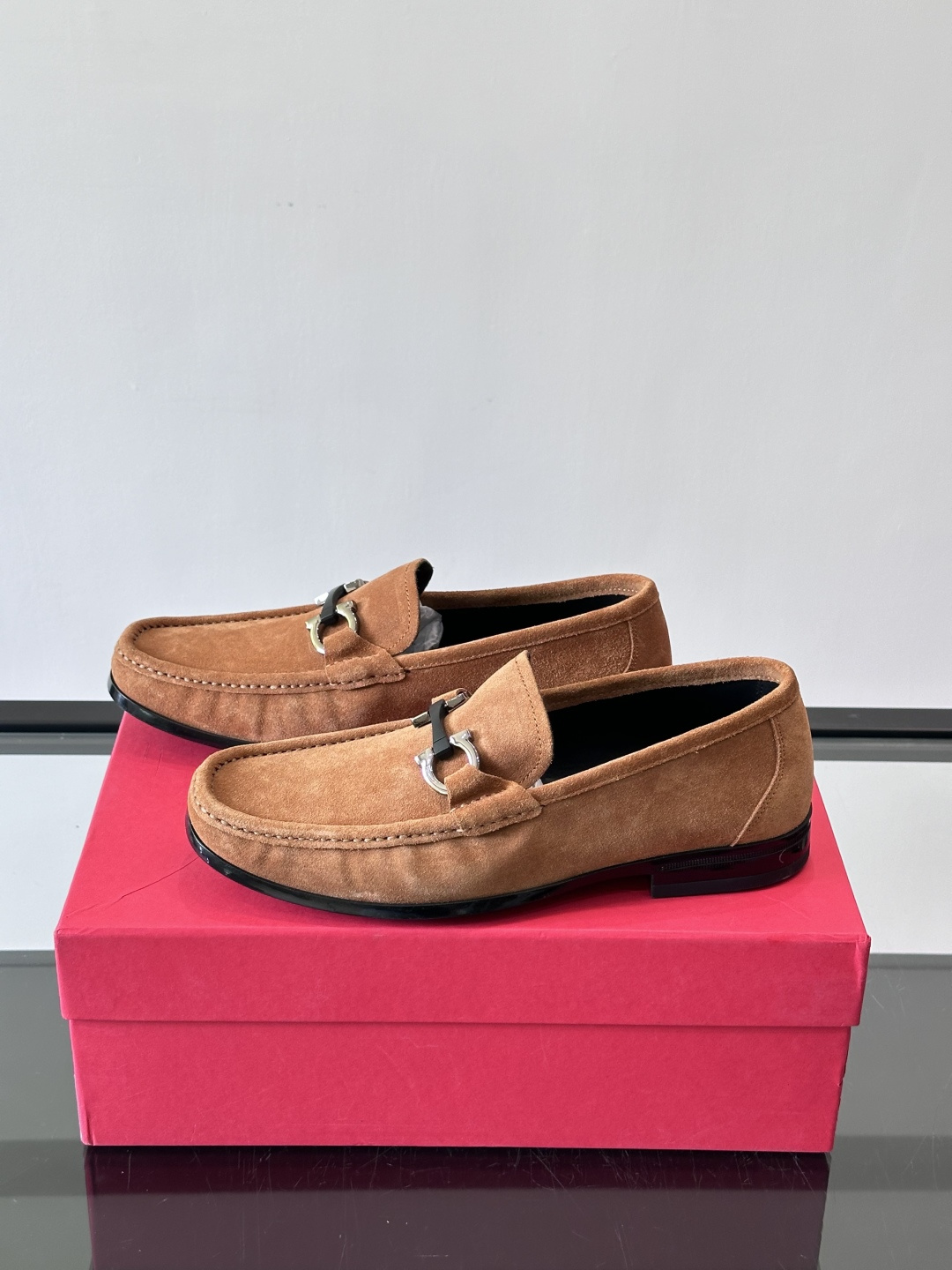 Ferragamo菲拉格慕全新麂皮都市漫步鞋，精准拿捏现代都市生活，打造意式慵懒风格，柔韧的皮面，柔软的