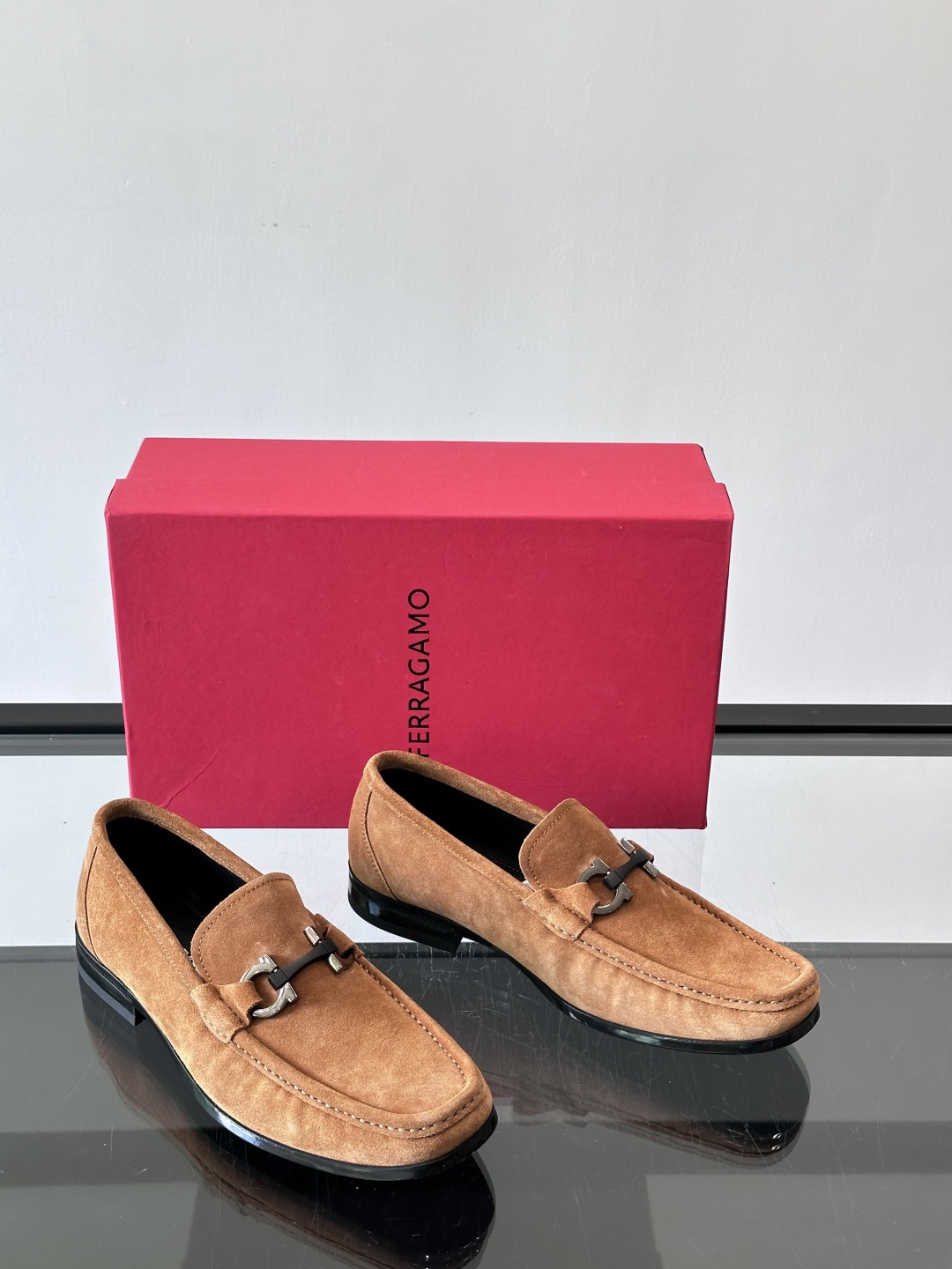 Ferragamo菲拉格慕全新麂皮都市漫步鞋，精准拿捏现代都市生活，打造意式慵懒风格，柔韧的皮面，柔软的