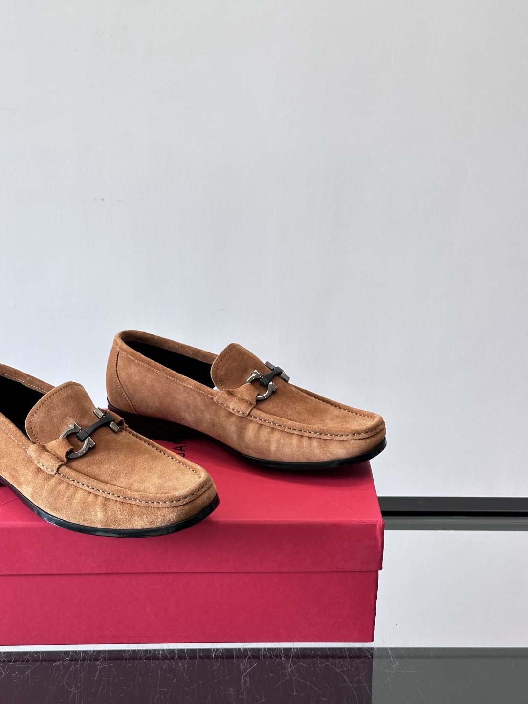 Ferragamo菲拉格慕全新麂皮都市漫步鞋，精准拿捏现代都市生活，打造意式慵懒风格，柔韧的皮面，柔软的