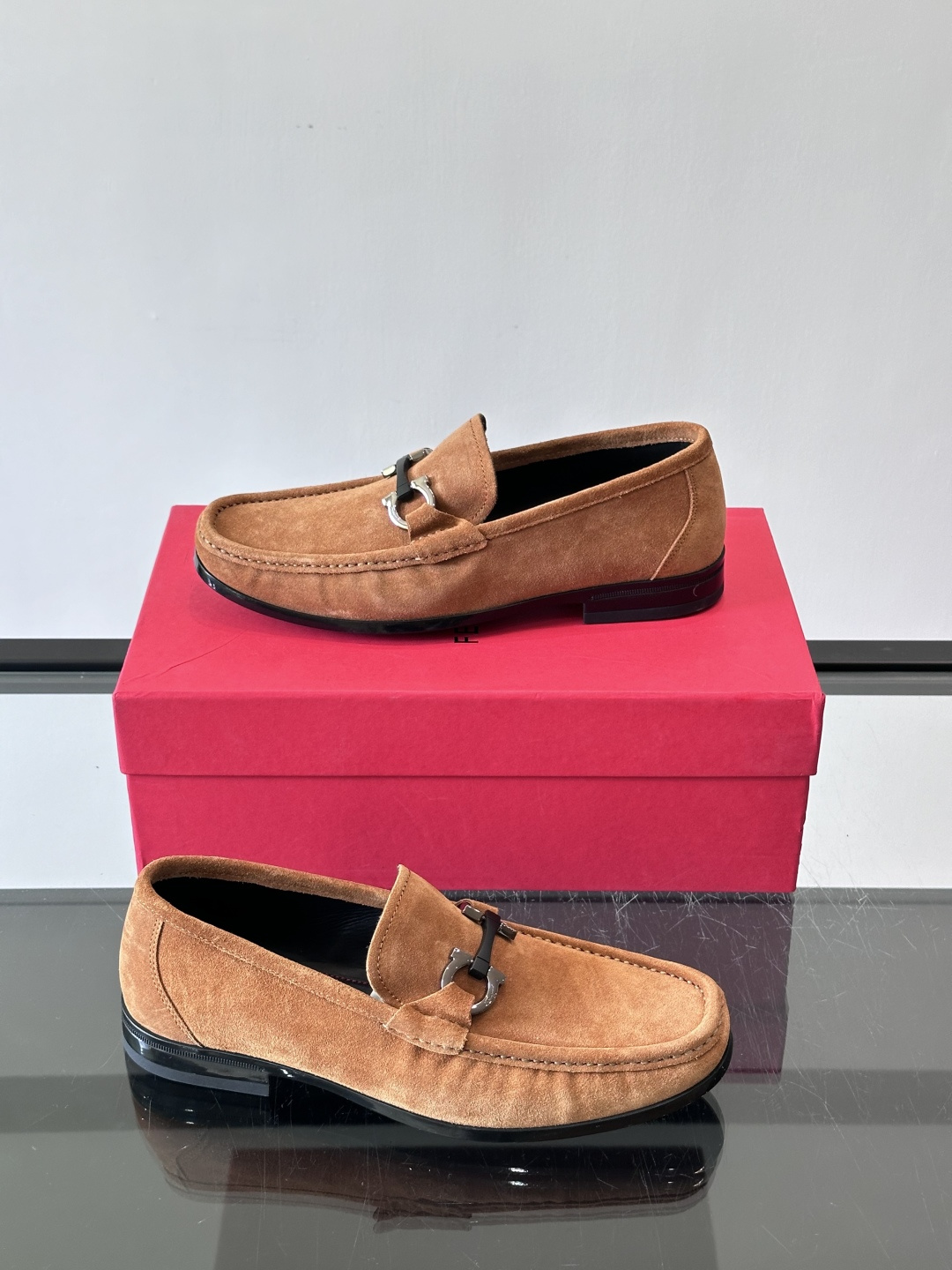 Ferragamo菲拉格慕全新麂皮都市漫步鞋，精准拿捏现代都市生活，打造意式慵懒风格，柔韧的皮面，柔软的