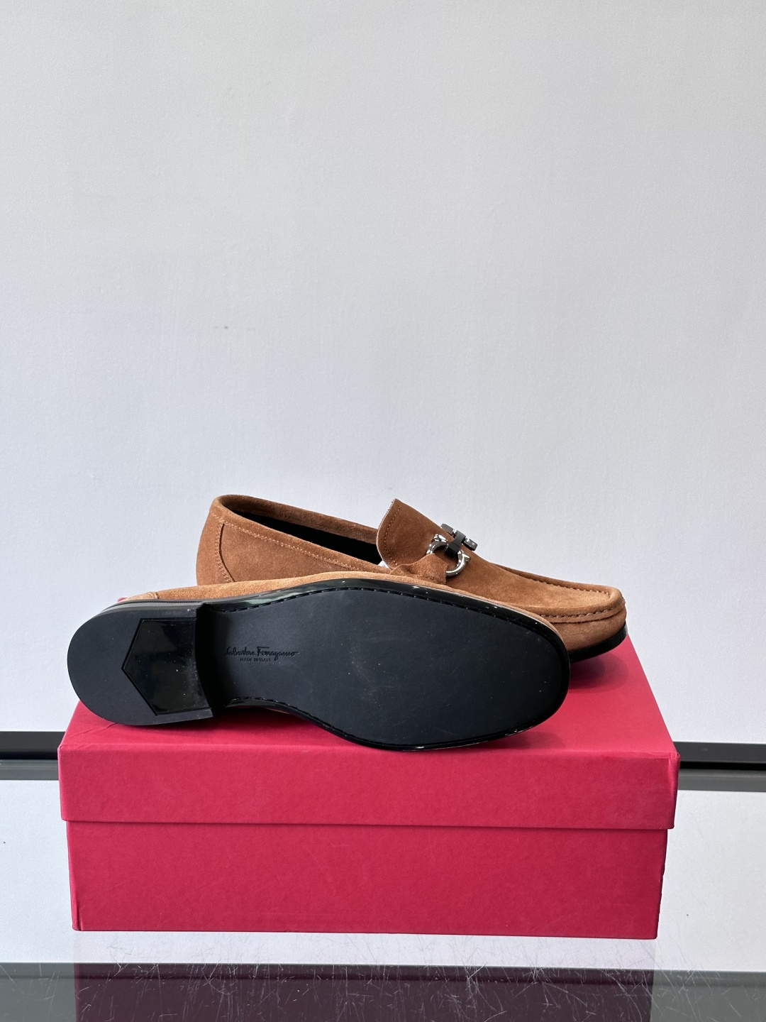 Ferragamo菲拉格慕全新麂皮都市漫步鞋，精准拿捏现代都市生活，打造意式慵懒风格，柔韧的皮面，柔软的