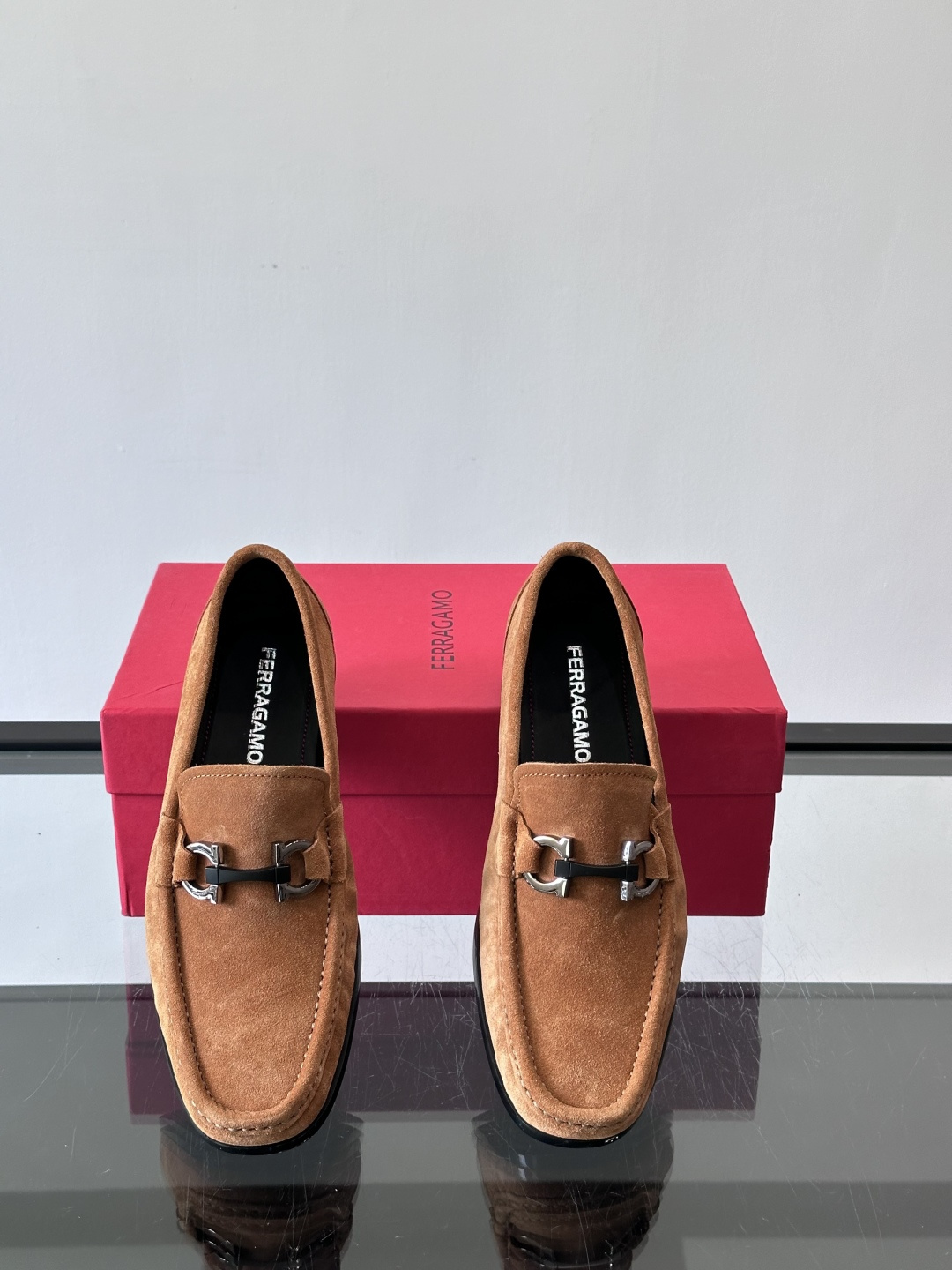 Ferragamo菲拉格慕全新麂皮都市漫步鞋，精准拿捏现代都市生活，打造意式慵懒风格，柔韧的皮面，柔软的