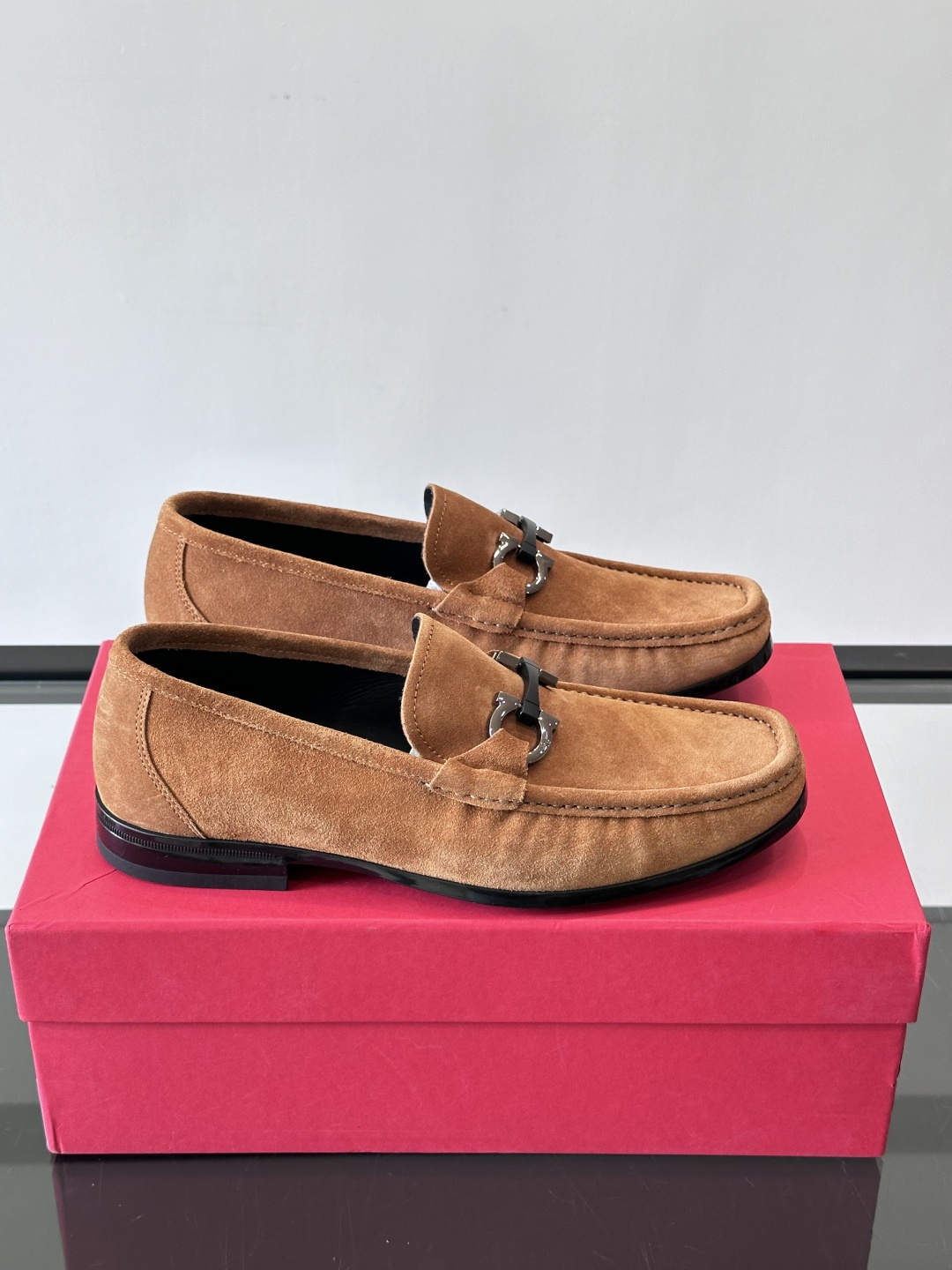 Ferragamo菲拉格慕全新麂皮都市漫步鞋，精准拿捏现代都市生活，打造意式慵懒风格，柔韧的皮面，柔软的