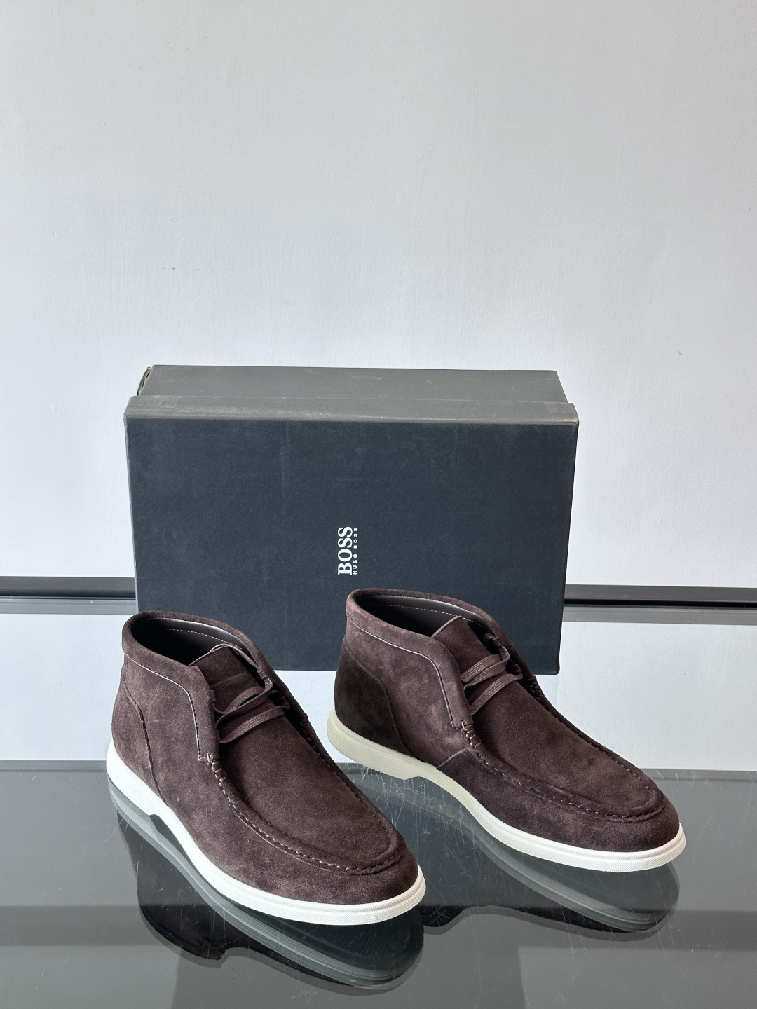 boss 25ss男士短靴一眼就心动的短靴 一脚蹬 超级有调性的一款一脚蹬靴子 面料原版一致 采用牛反毛