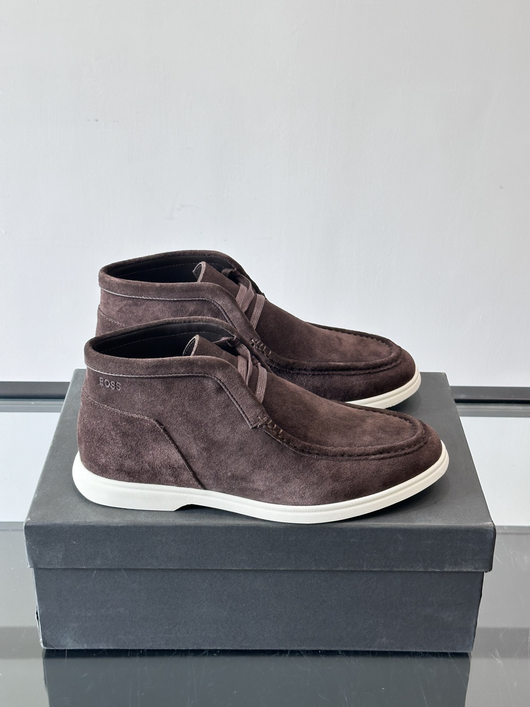 boss 25ss男士短靴一眼就心动的短靴 一脚蹬 超级有调性的一款一脚蹬靴子 面料原版一致 采用牛反毛