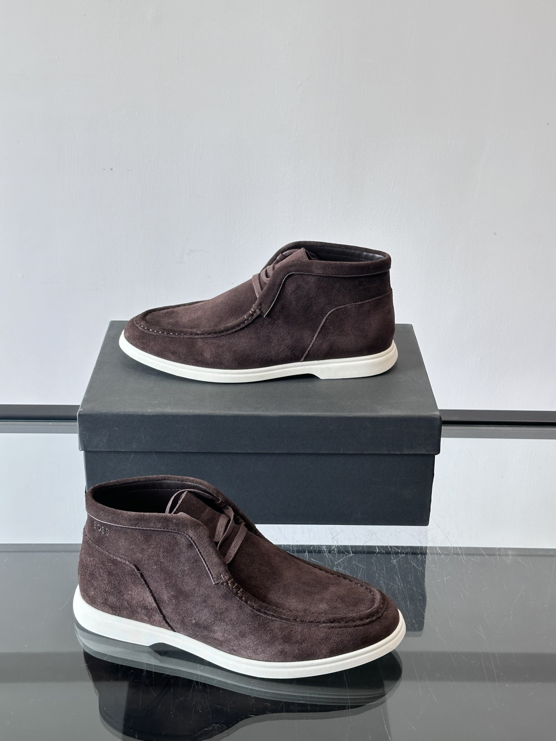 boss 25ss男士短靴一眼就心动的短靴 一脚蹬 超级有调性的一款一脚蹬靴子 面料原版一致 采用牛反毛