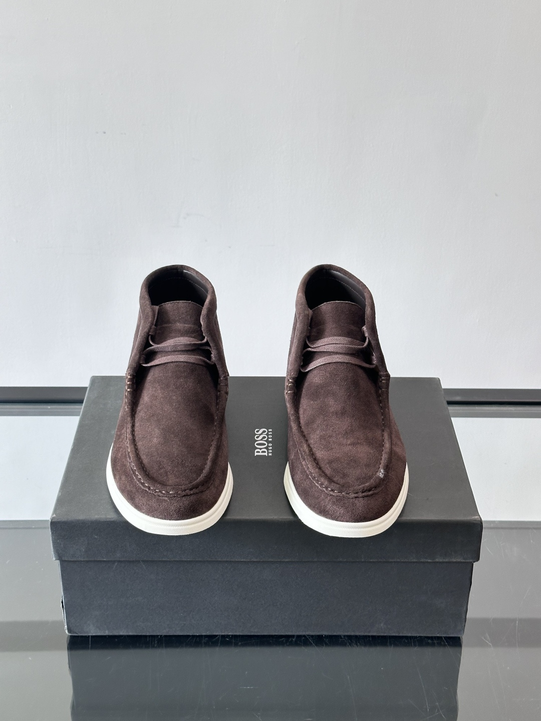 boss 25ss男士短靴一眼就心动的短靴 一脚蹬 超级有调性的一款一脚蹬靴子 面料原版一致 采用牛反毛