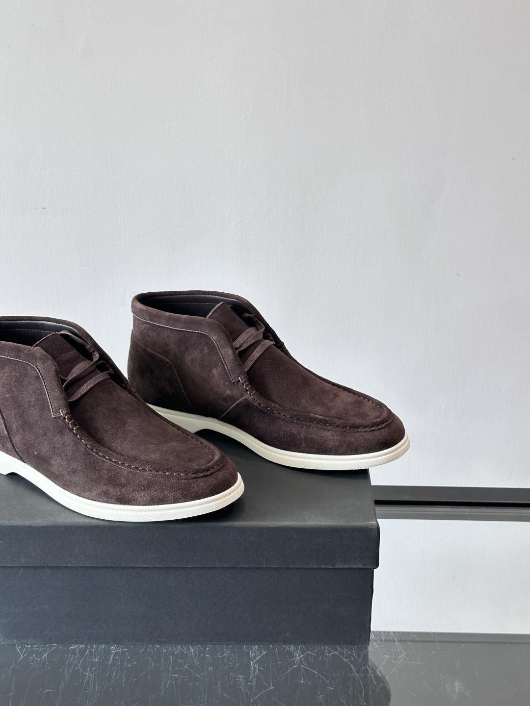 boss 25ss男士短靴一眼就心动的短靴 一脚蹬 超级有调性的一款一脚蹬靴子 面料原版一致 采用牛反毛