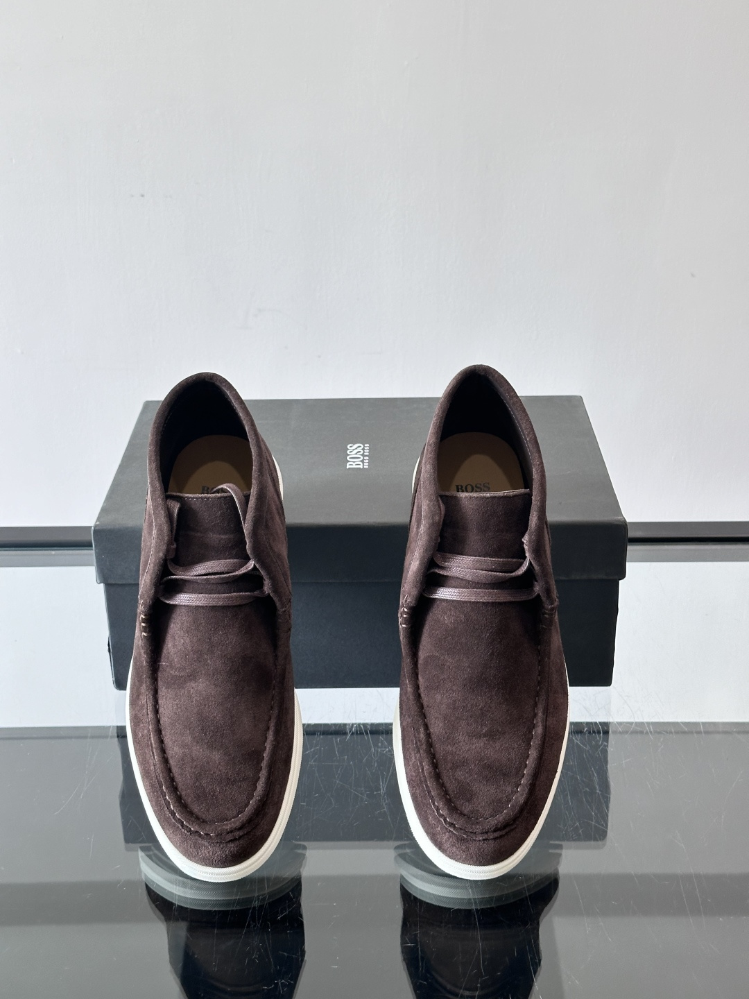 boss 25ss男士短靴一眼就心动的短靴 一脚蹬 超级有调性的一款一脚蹬靴子 面料原版一致 采用牛反毛