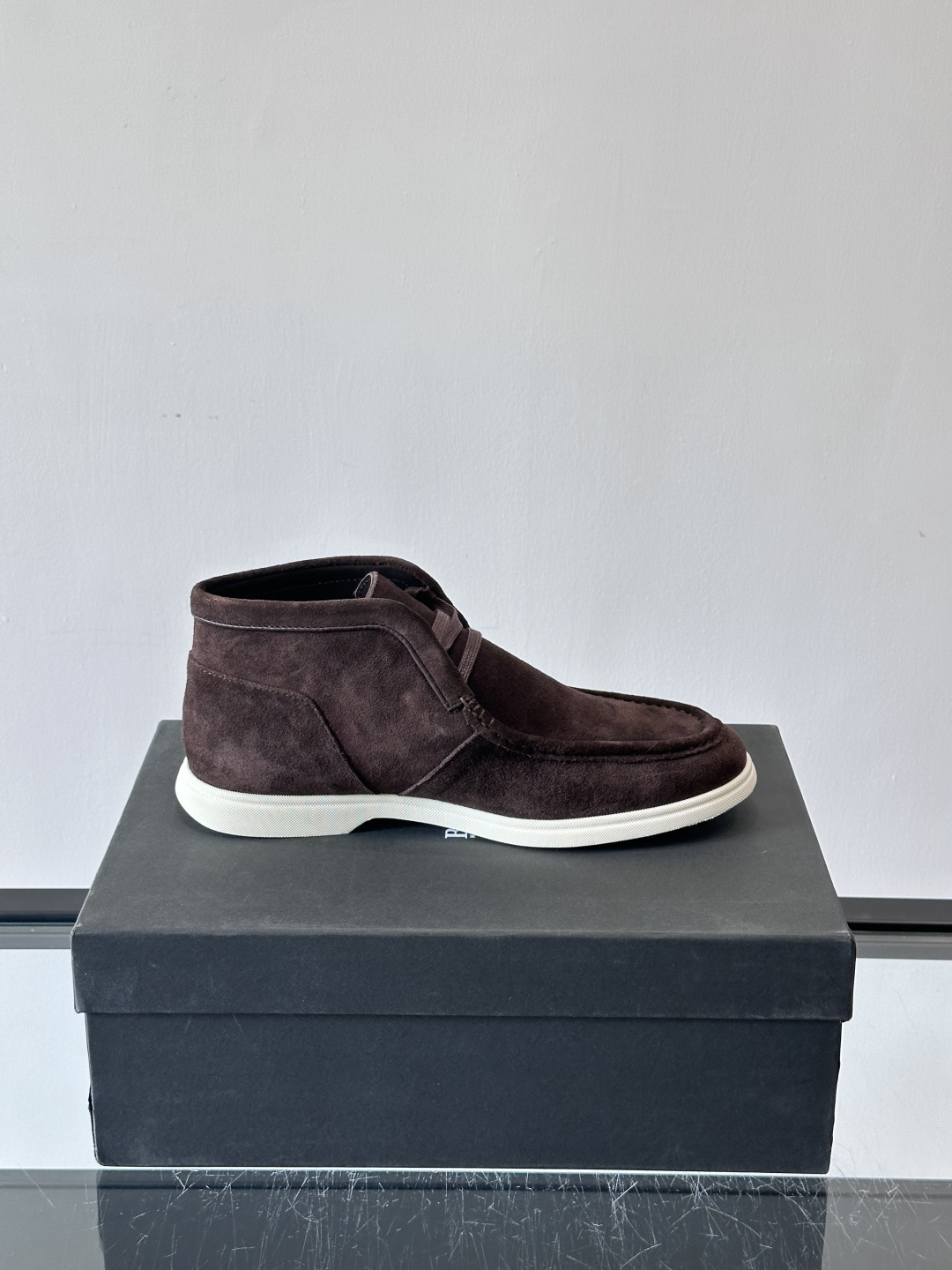 boss 25ss男士短靴一眼就心动的短靴 一脚蹬 超级有调性的一款一脚蹬靴子 面料原版一致 采用牛反毛