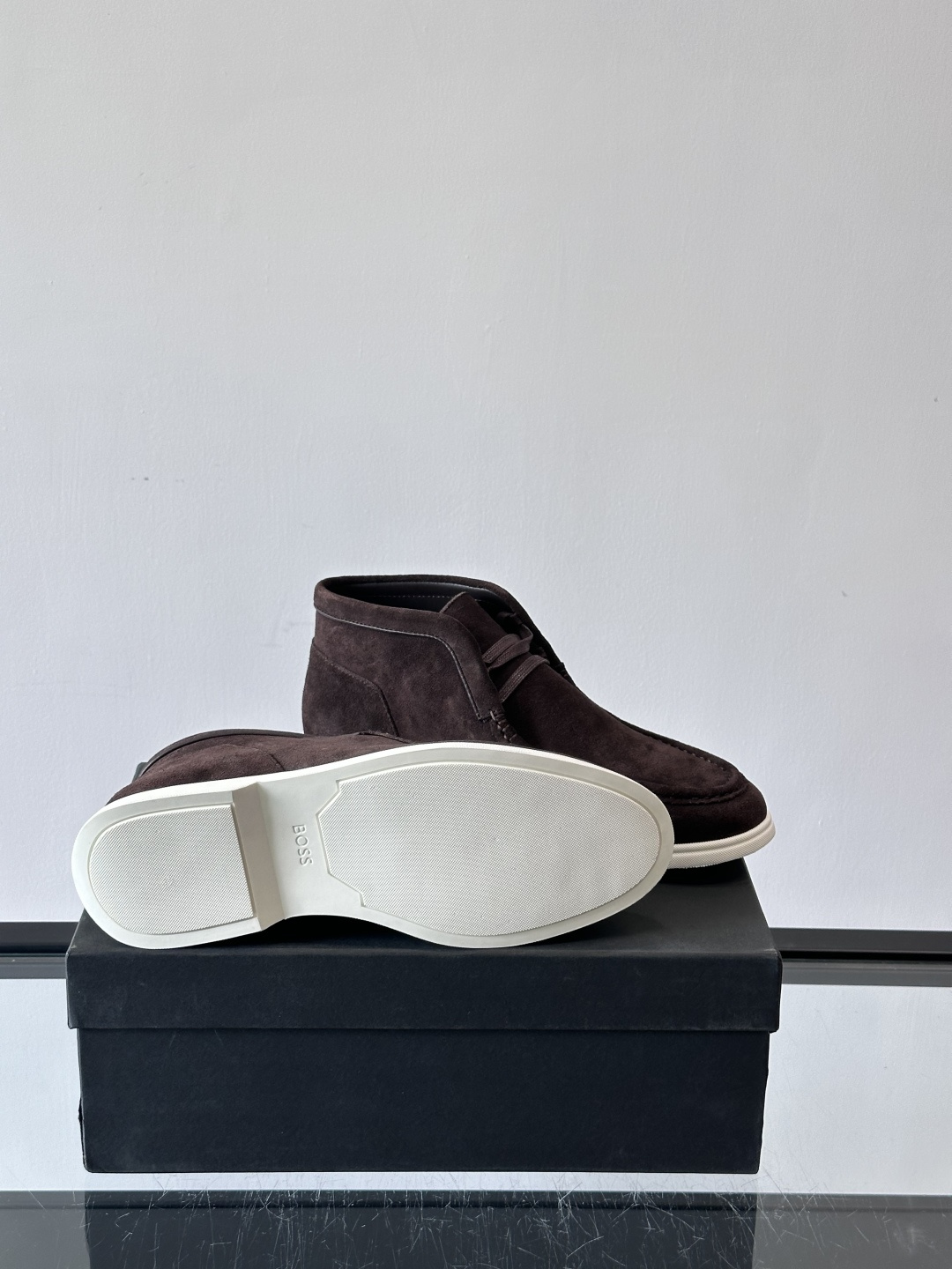 boss 25ss男士短靴一眼就心动的短靴 一脚蹬 超级有调性的一款一脚蹬靴子 面料原版一致 采用牛反毛