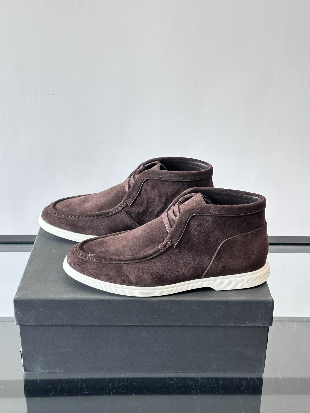 boss 25ss男士短靴一眼就心动的短靴 一脚蹬 超级有调性的一款一脚蹬靴子 面料原版一致 采用牛反毛