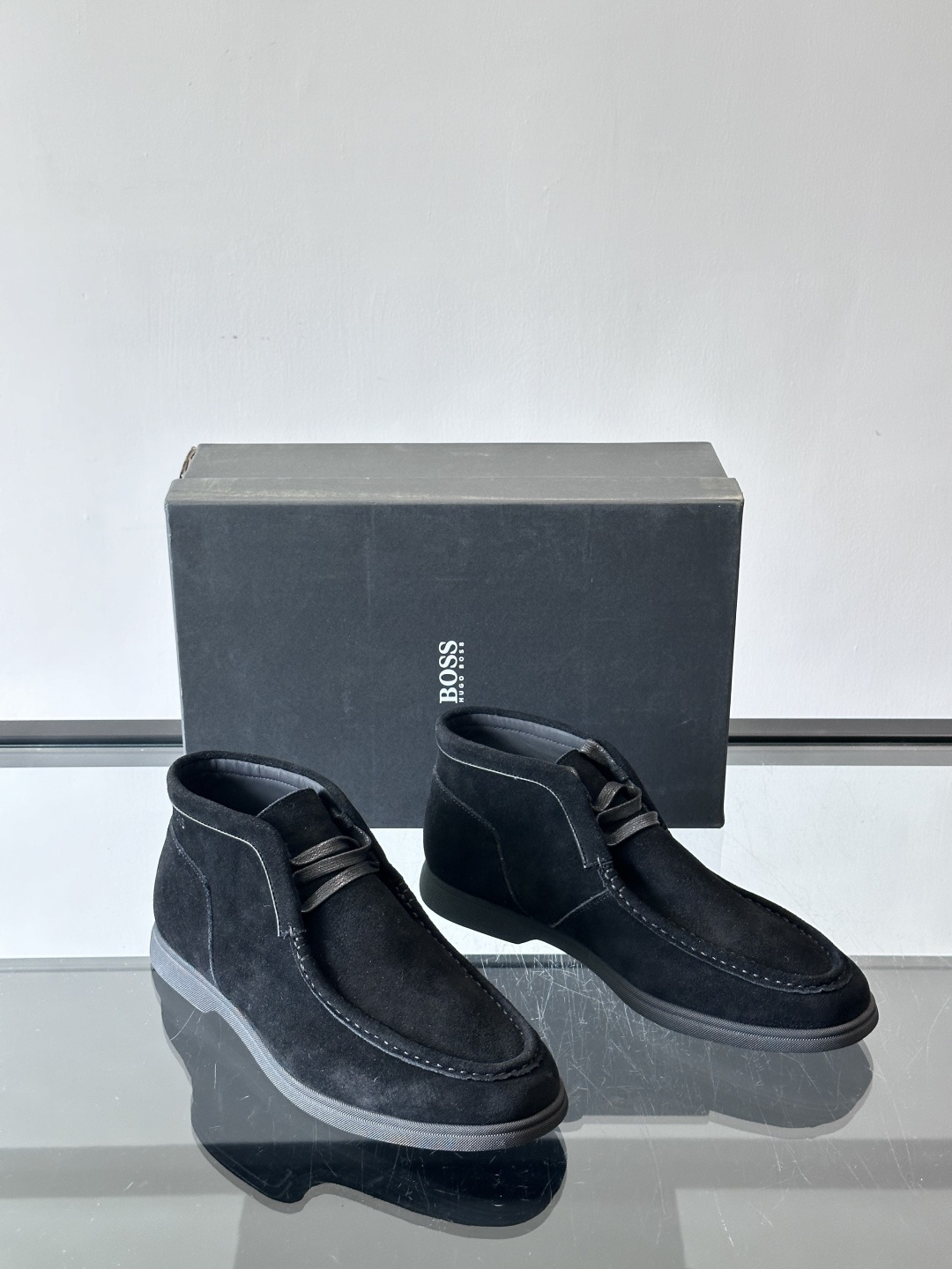 boss 25ss男士短靴一眼就心动的短靴 一脚蹬 超级有调性的一款一脚蹬靴子 面料原版一致 采用牛反毛