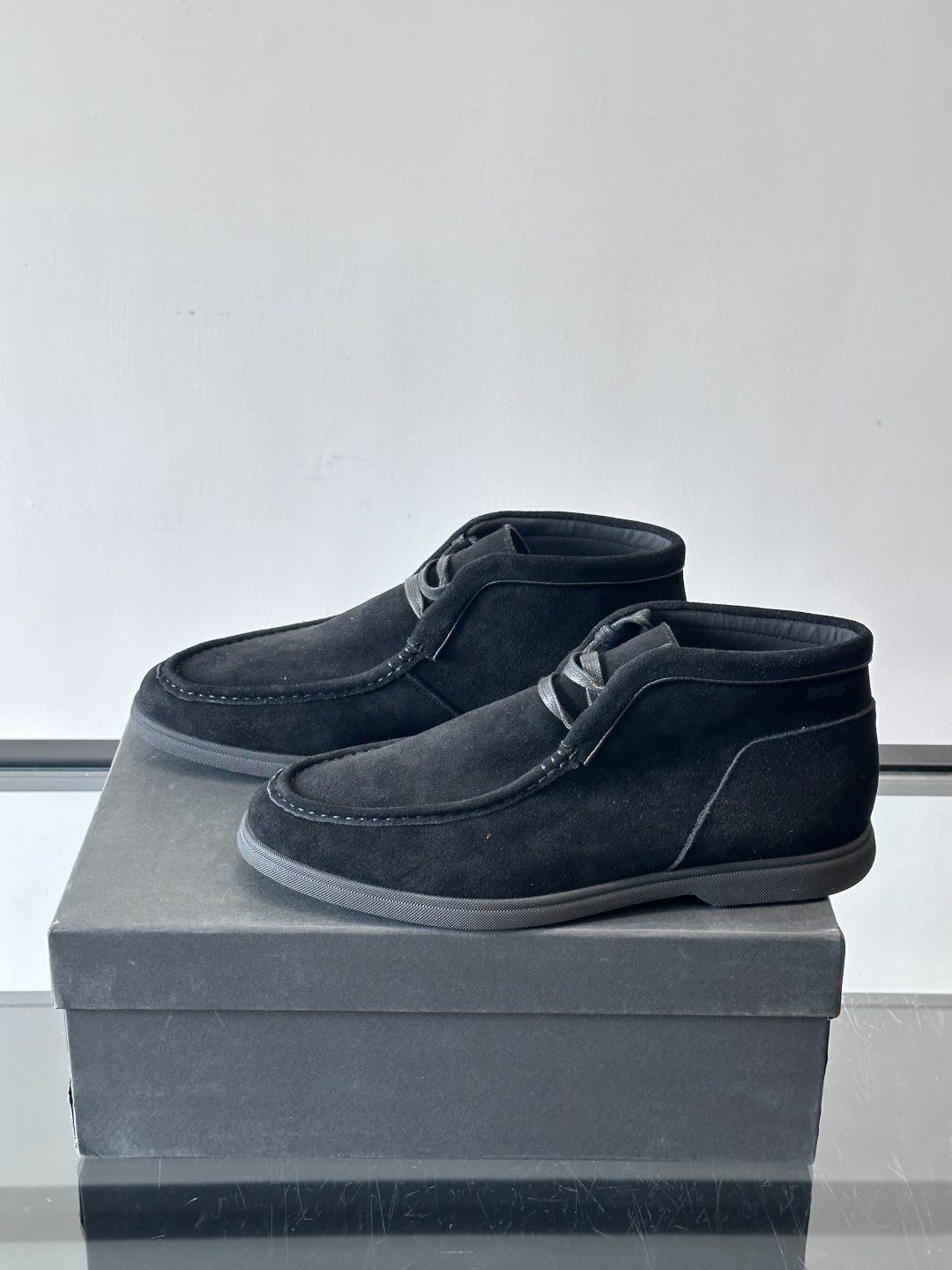 boss 25ss男士短靴一眼就心动的短靴 一脚蹬 超级有调性的一款一脚蹬靴子 面料原版一致 采用牛反毛