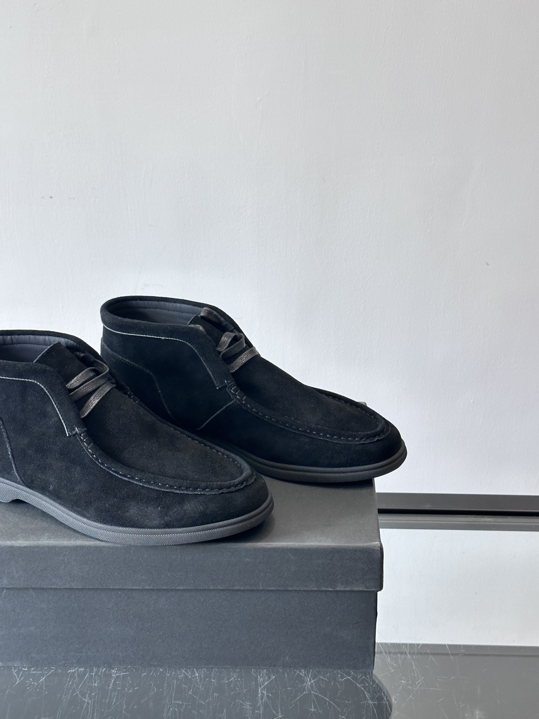 boss 25ss男士短靴一眼就心动的短靴 一脚蹬 超级有调性的一款一脚蹬靴子 面料原版一致 采用牛反毛