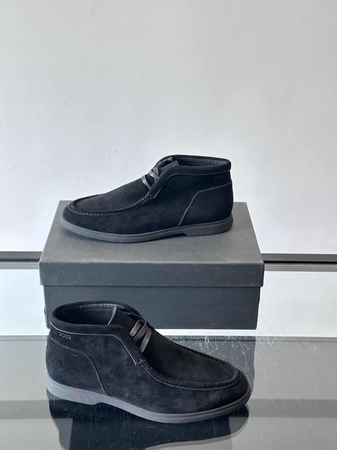boss 25ss男士短靴一眼就心动的短靴 一脚蹬 超级有调性的一款一脚蹬靴子 面料原版一致 采用牛反毛