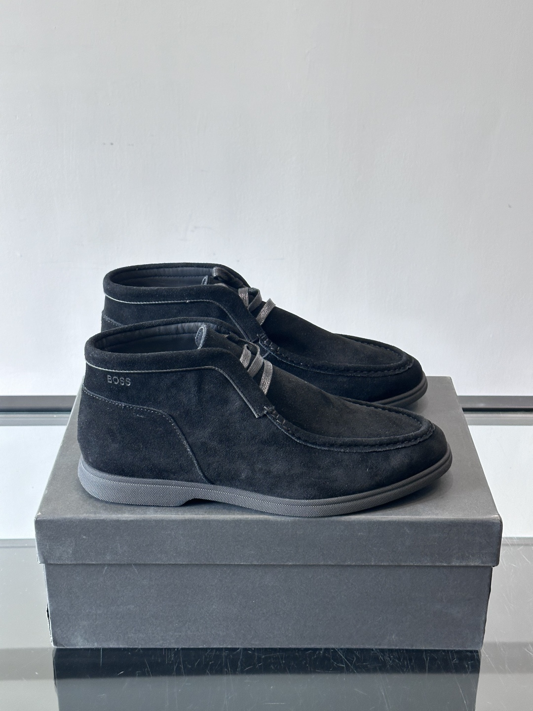 boss 25ss男士短靴一眼就心动的短靴 一脚蹬 超级有调性的一款一脚蹬靴子 面料原版一致 采用牛反毛