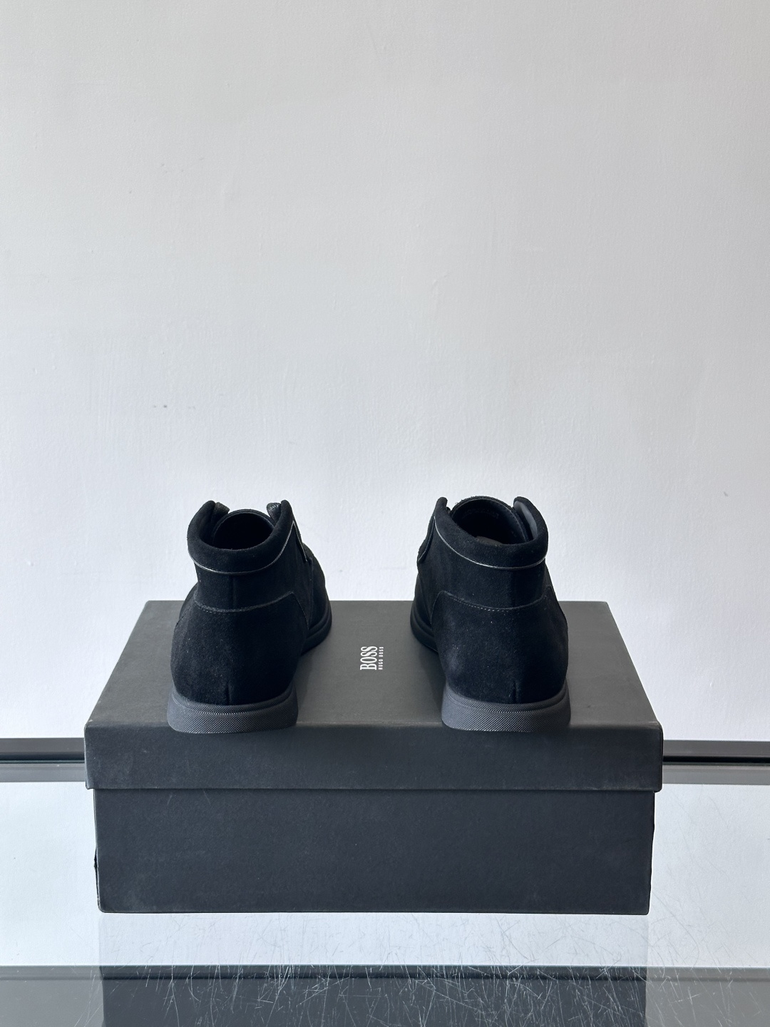boss 25ss男士短靴一眼就心动的短靴 一脚蹬 超级有调性的一款一脚蹬靴子 面料原版一致 采用牛反毛