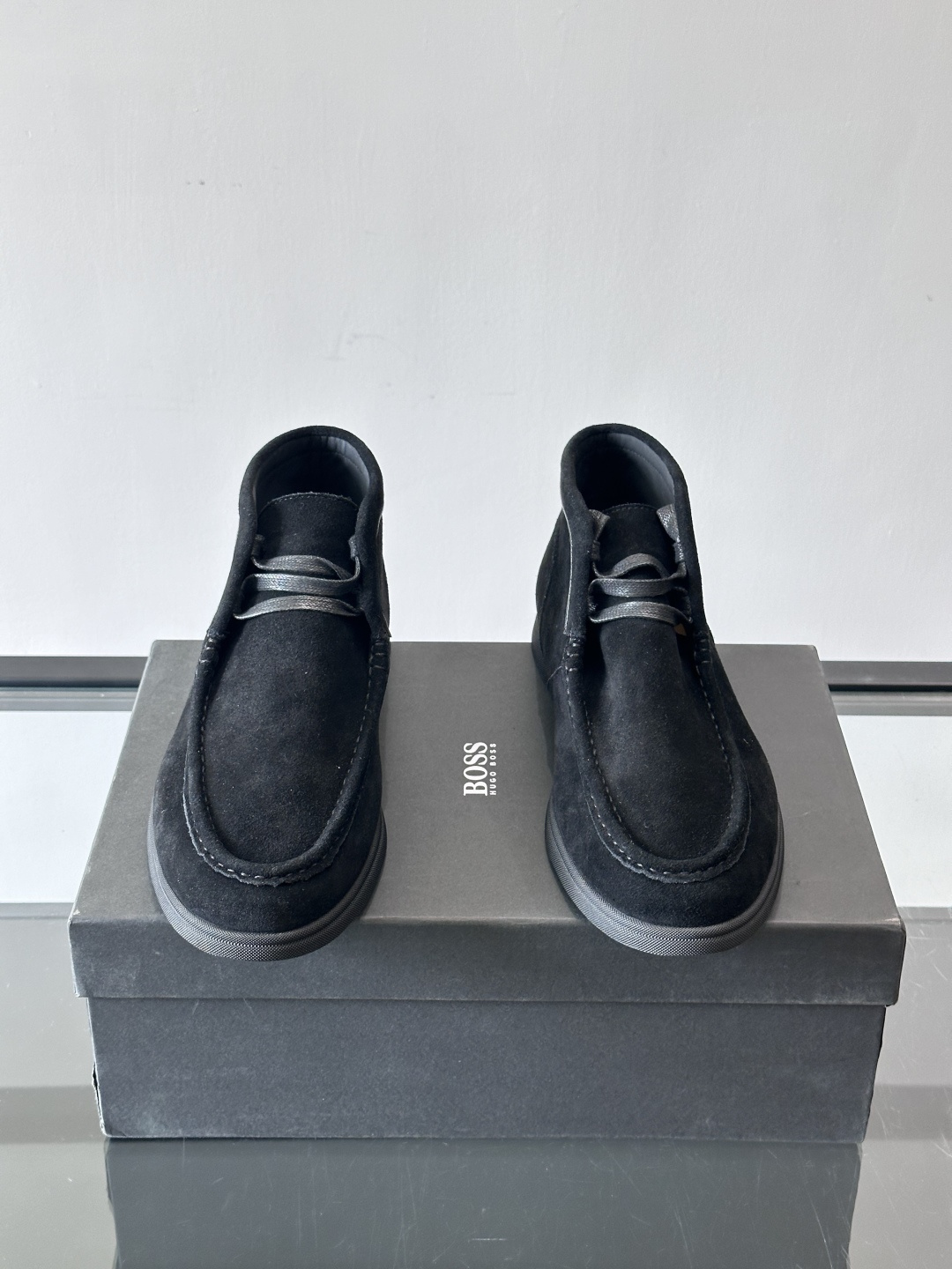 boss 25ss男士短靴一眼就心动的短靴 一脚蹬 超级有调性的一款一脚蹬靴子 面料原版一致 采用牛反毛