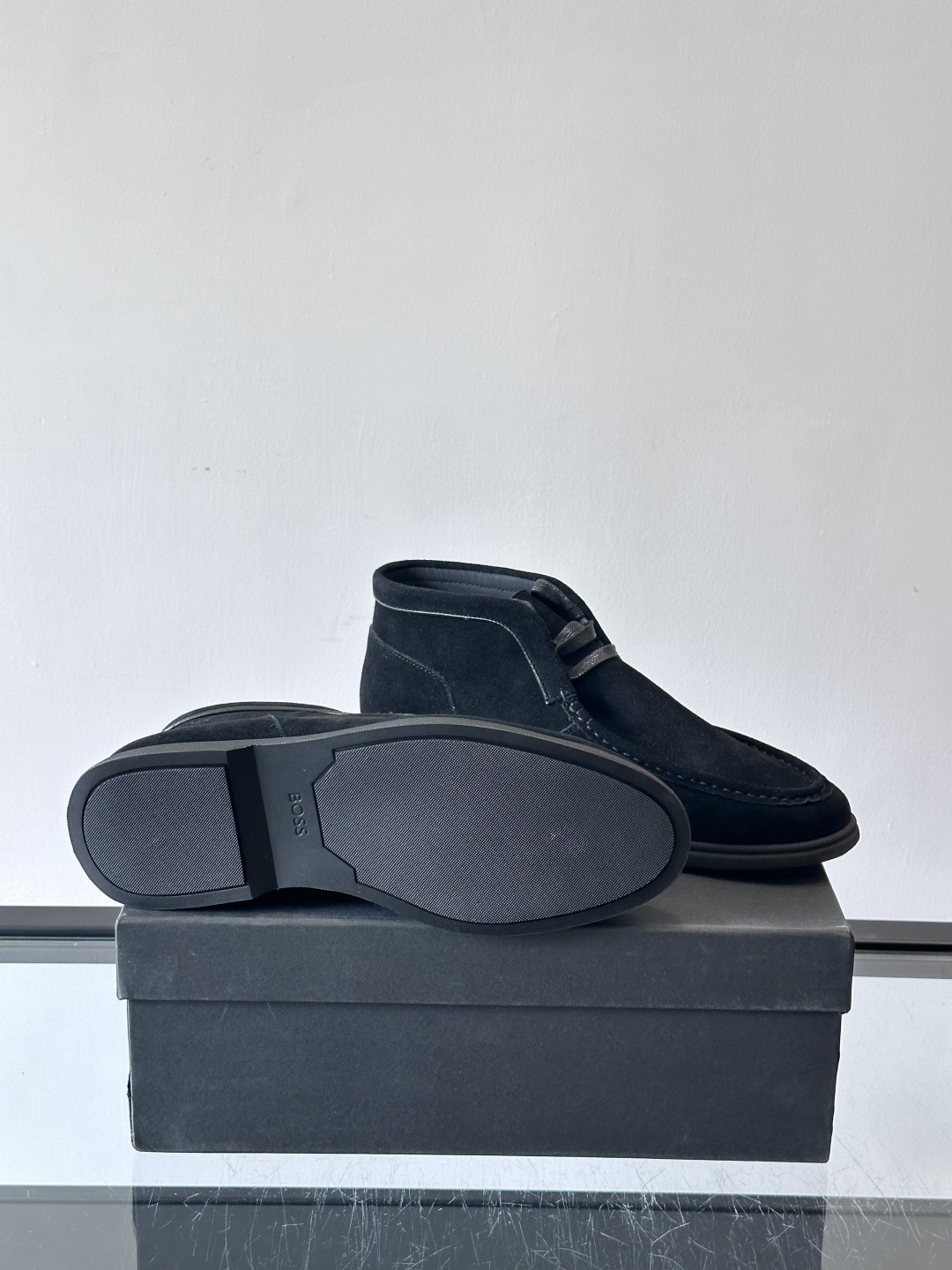 boss 25ss男士短靴一眼就心动的短靴 一脚蹬 超级有调性的一款一脚蹬靴子 面料原版一致 采用牛反毛