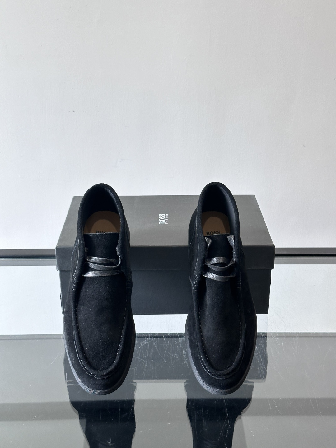 boss 25ss男士短靴一眼就心动的短靴 一脚蹬 超级有调性的一款一脚蹬靴子 面料原版一致 采用牛反毛