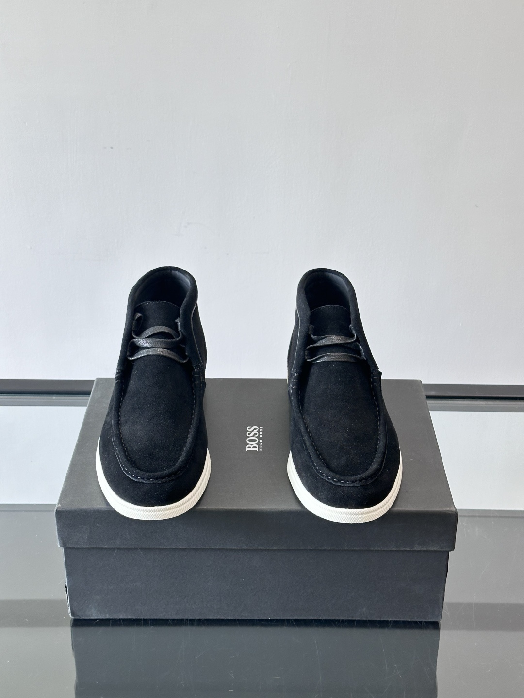 boss 25ss男士短靴一眼就心动的短靴 一脚蹬 超级有调性的一款一脚蹬靴子 面料原版一致 采用牛反毛