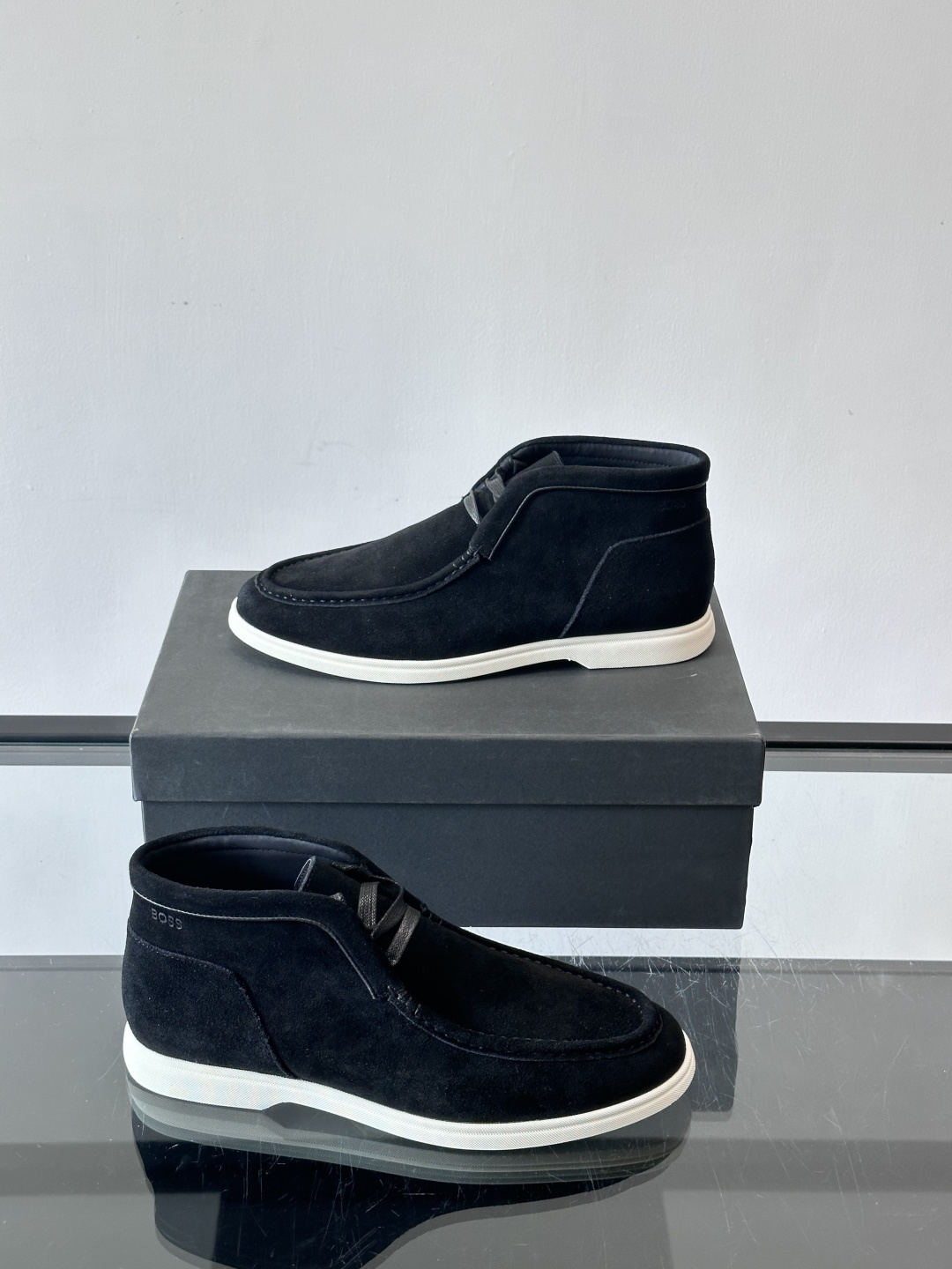 boss 25ss男士短靴一眼就心动的短靴 一脚蹬 超级有调性的一款一脚蹬靴子 面料原版一致 采用牛反毛