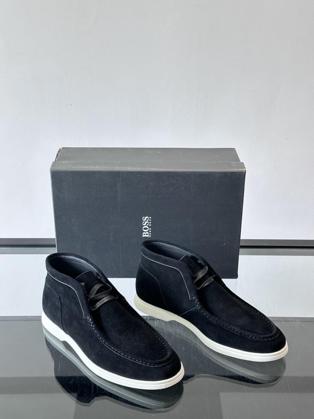 boss 25ss男士短靴一眼就心动的短靴 一脚蹬 超级有调性的一款一脚蹬靴子 面料原版一致 采用牛反毛