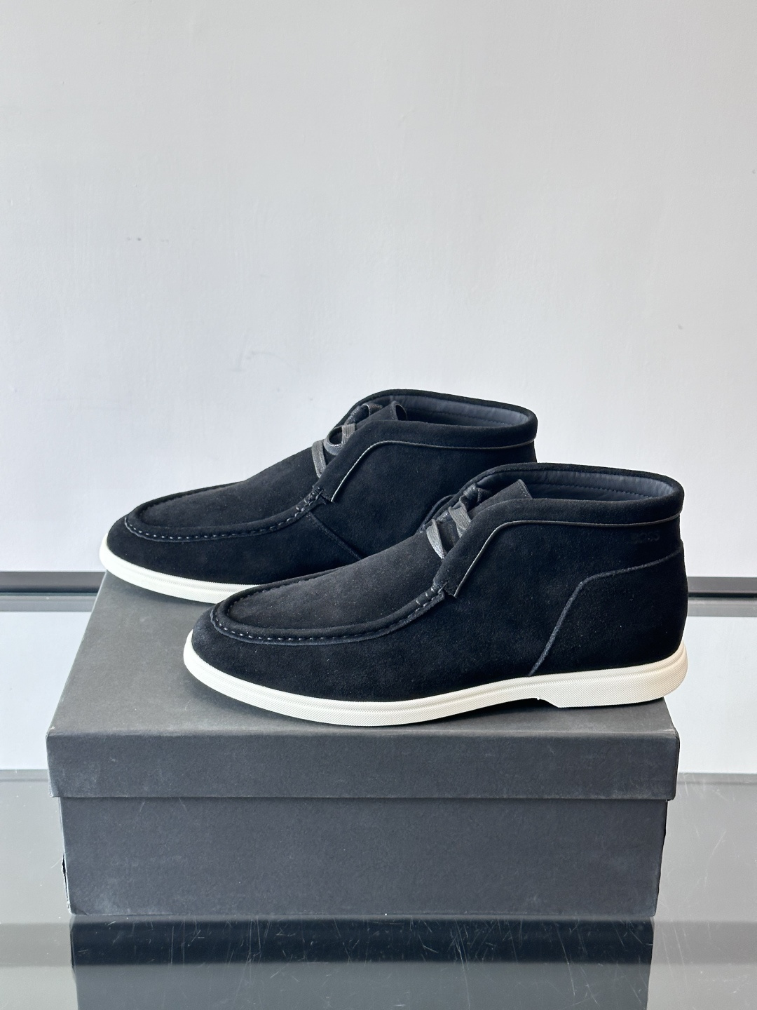 boss 25ss男士短靴一眼就心动的短靴 一脚蹬 超级有调性的一款一脚蹬靴子 面料原版一致 采用牛反毛