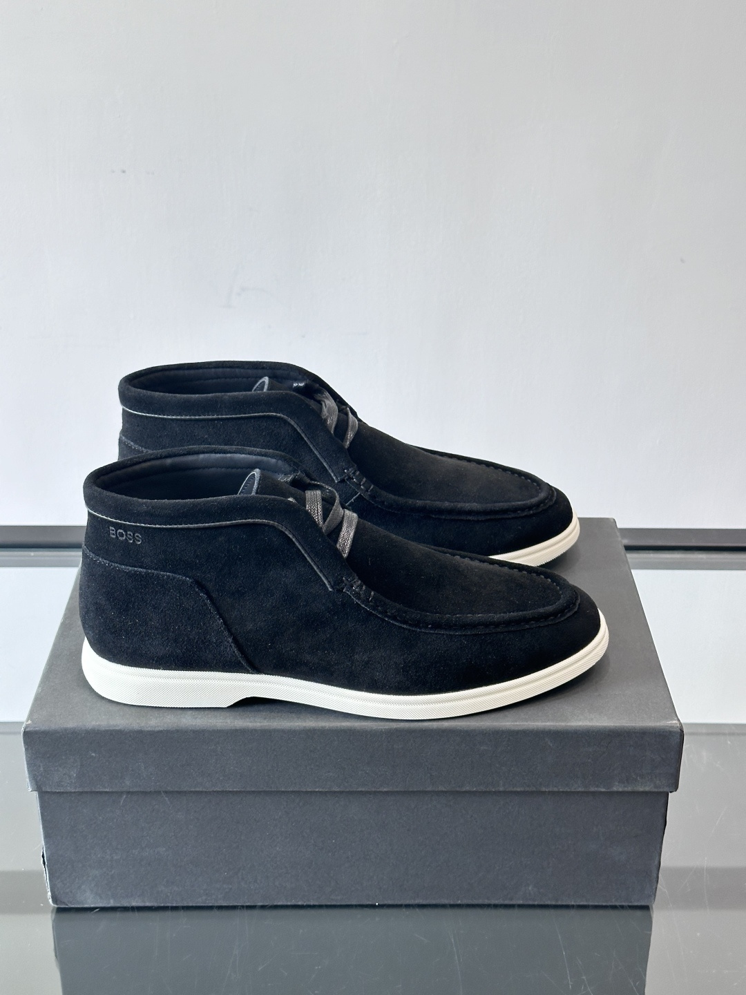 boss 25ss男士短靴一眼就心动的短靴 一脚蹬 超级有调性的一款一脚蹬靴子 面料原版一致 采用牛反毛