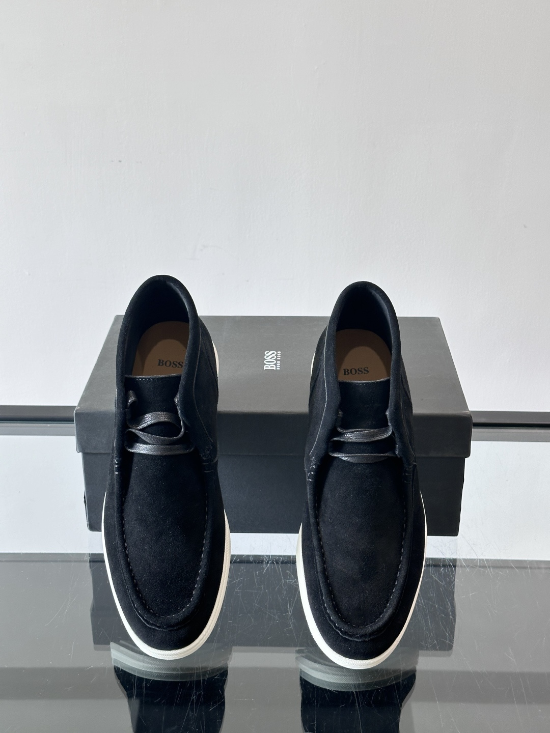 boss 25ss男士短靴一眼就心动的短靴 一脚蹬 超级有调性的一款一脚蹬靴子 面料原版一致 采用牛反毛