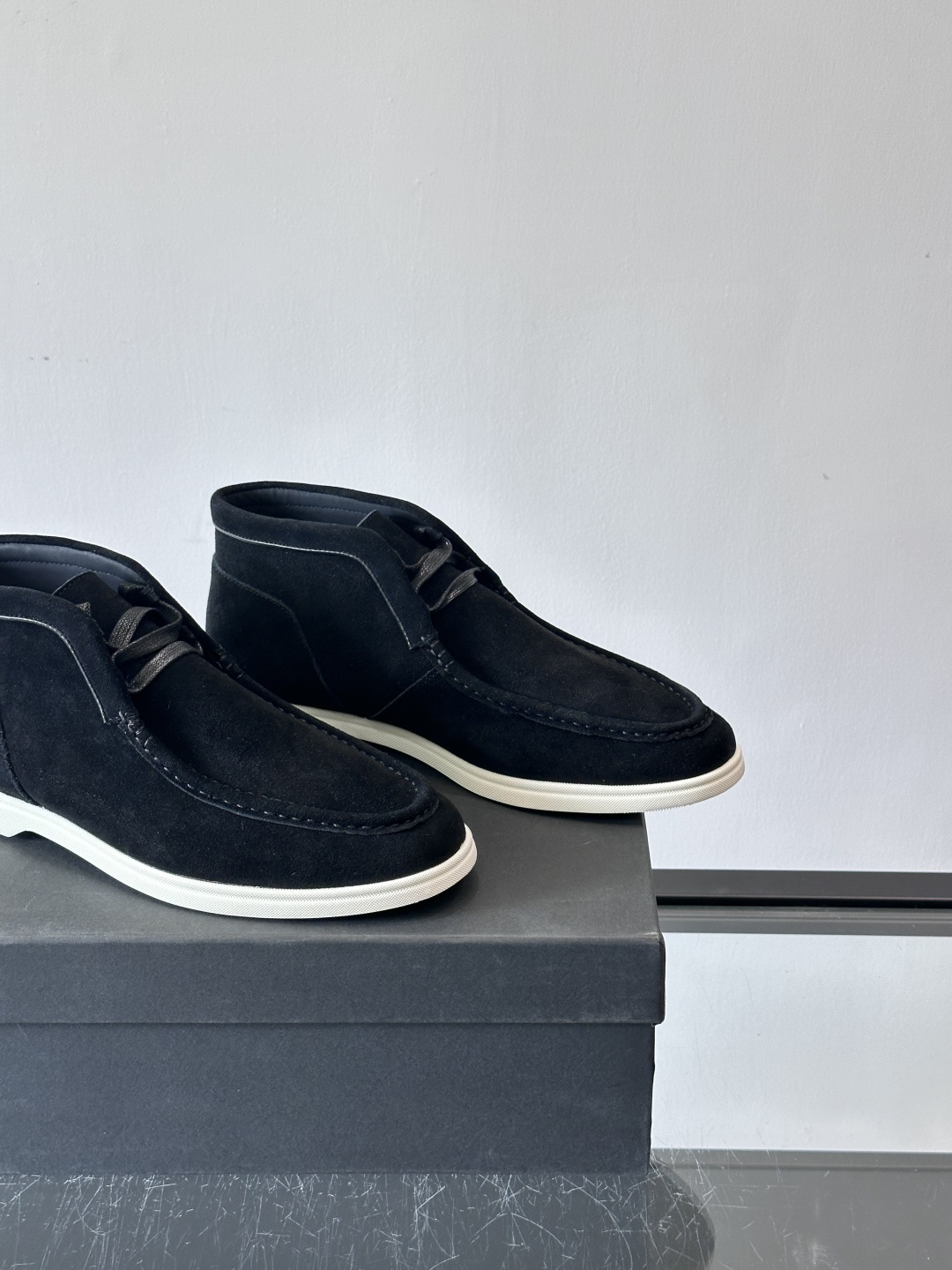 boss 25ss男士短靴一眼就心动的短靴 一脚蹬 超级有调性的一款一脚蹬靴子 面料原版一致 采用牛反毛