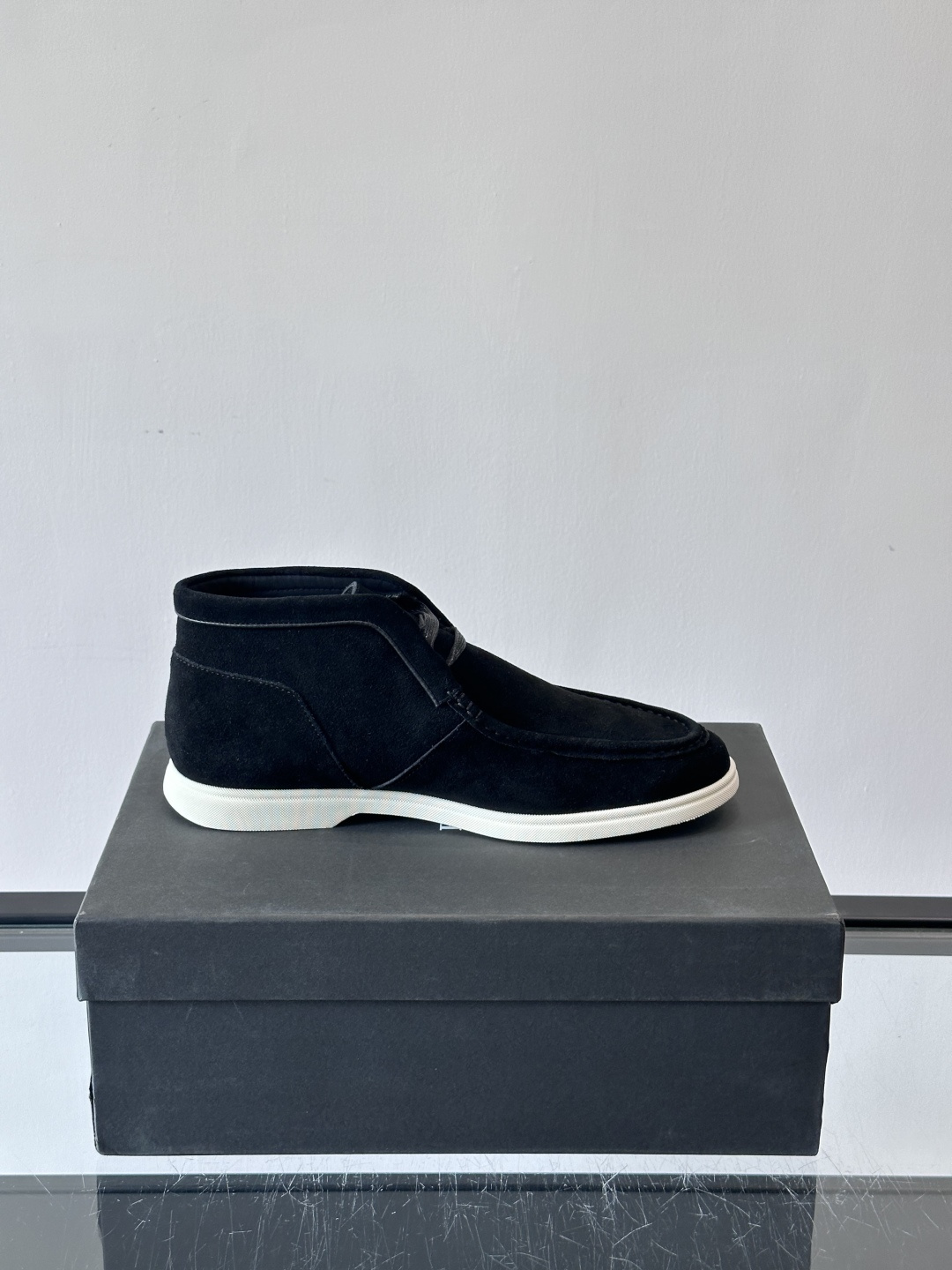 boss 25ss男士短靴一眼就心动的短靴 一脚蹬 超级有调性的一款一脚蹬靴子 面料原版一致 采用牛反毛